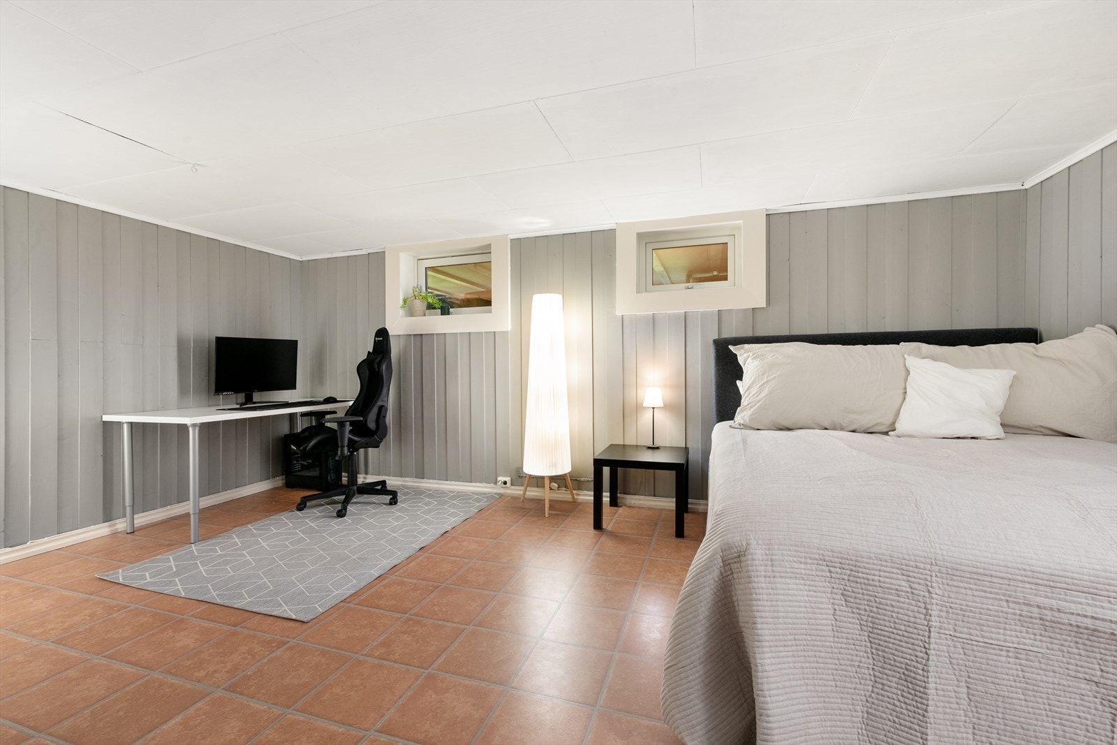 Romslig kjellerstue med plass til både kontor og seng. Galleribilde