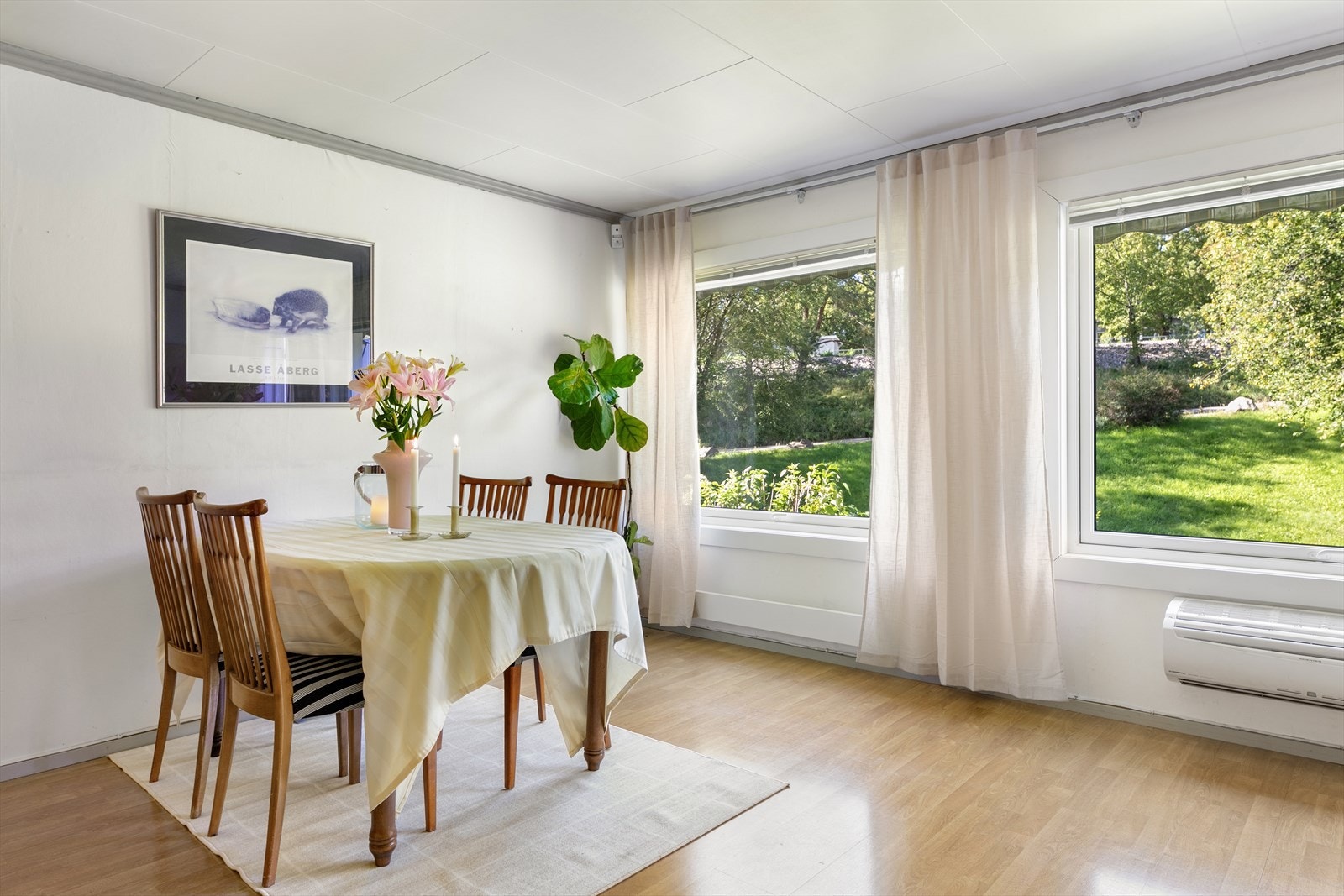 Spiseplass med store vinduer og utsikt mot hagen. Galleribilde