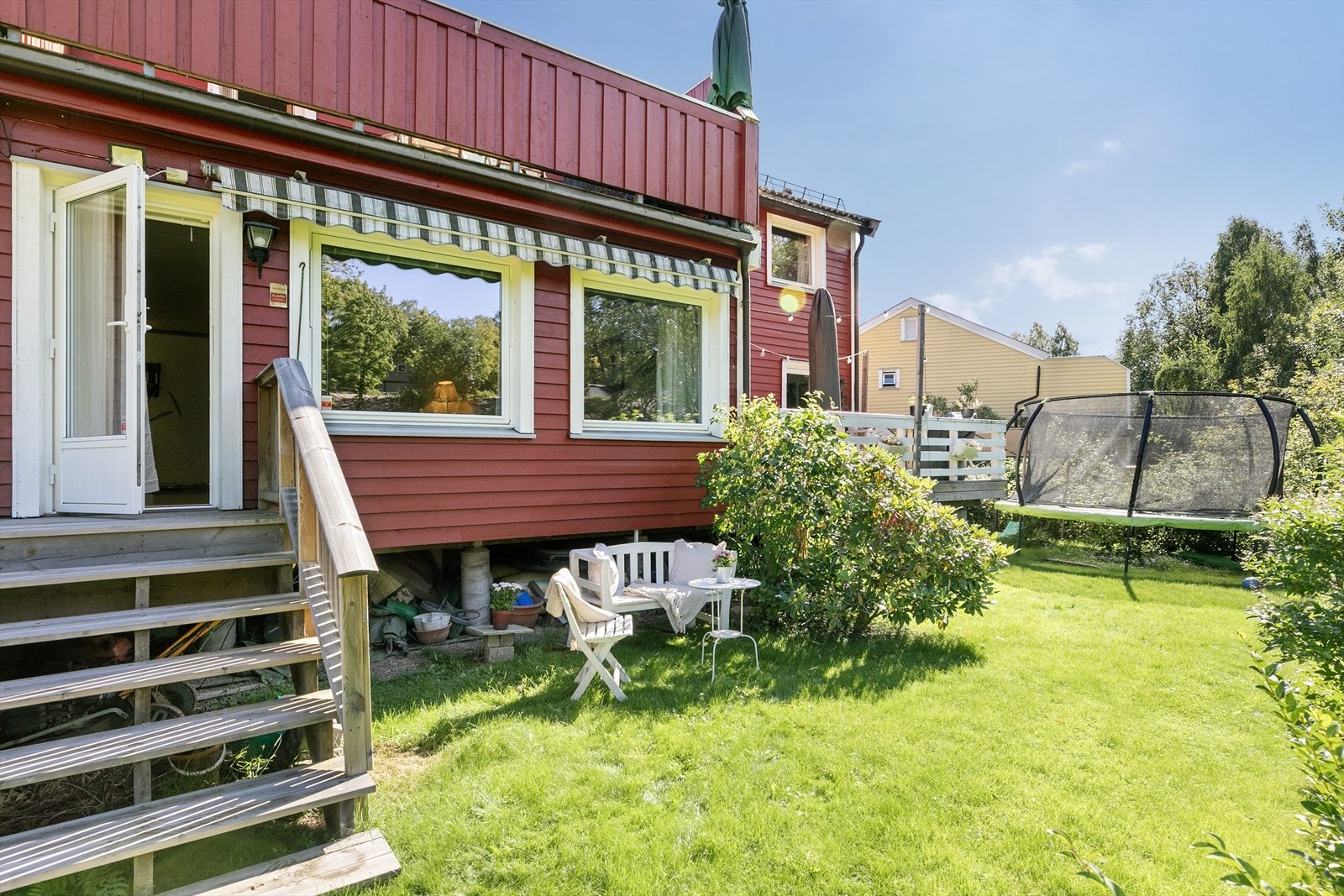 Fra stuen er det utgang til en solrik hage med sol fra tidlig til sent. Galleribilde