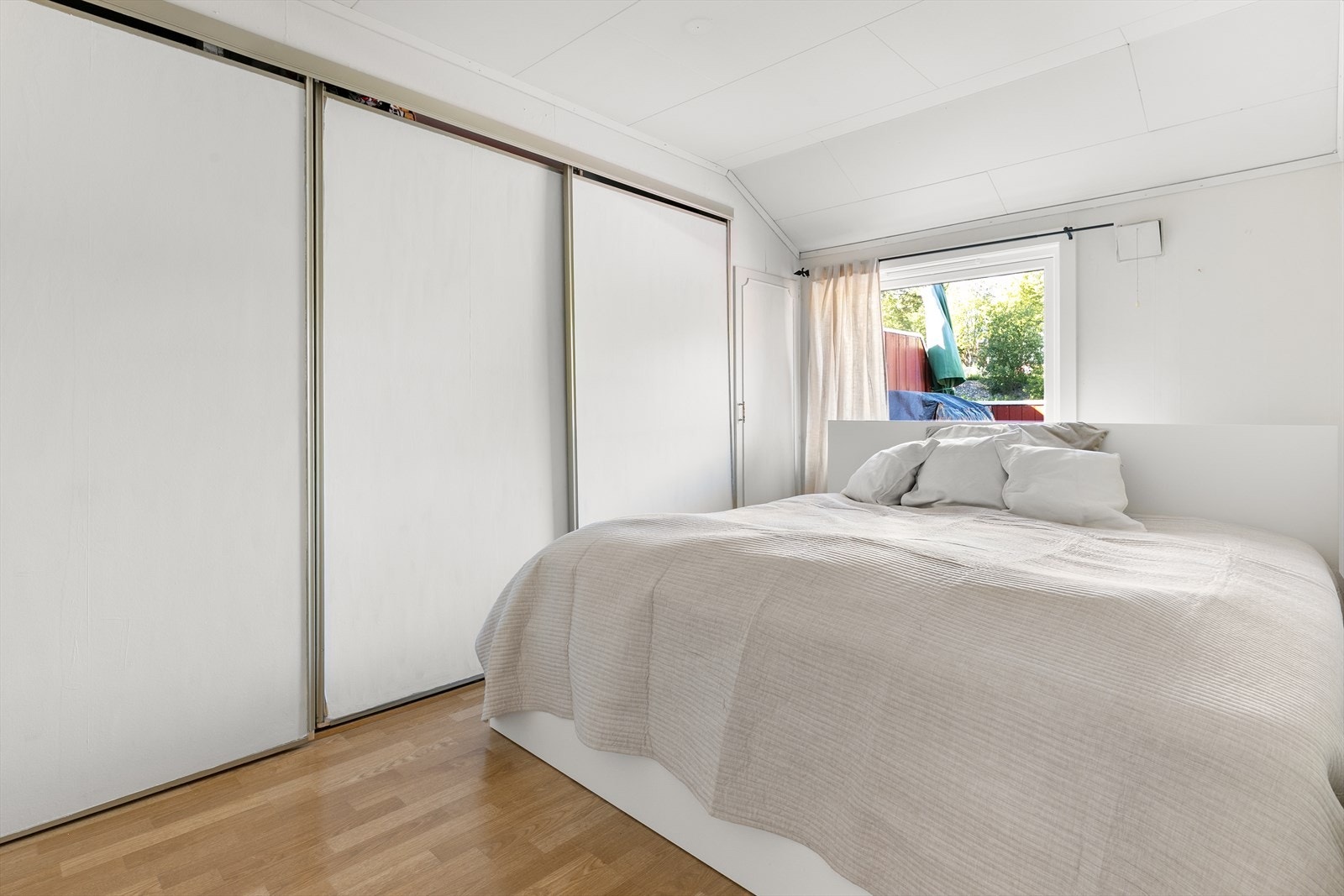 Hovedsoverom med stor seng og romslig skyvedørsgarderobe. Galleribilde