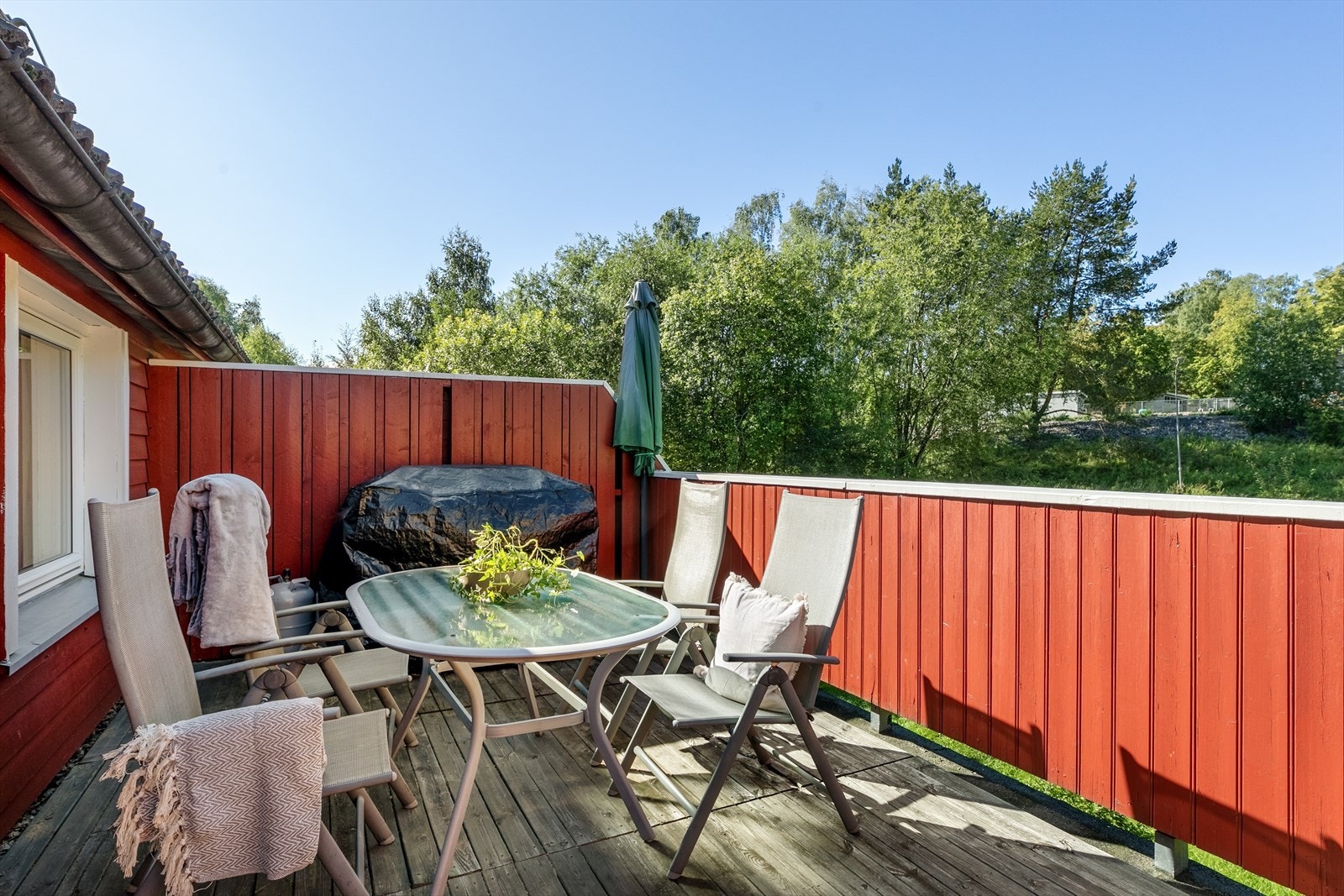 Terrasse med plass til sittegruppe og grill. Galleribilde