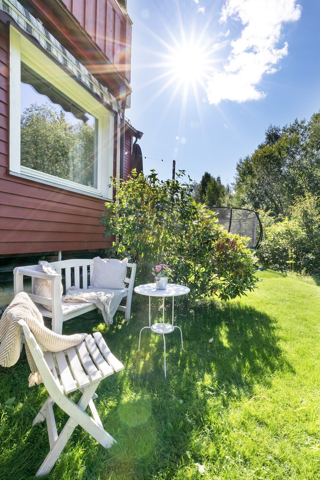 Sjarmerende uteområde med sitteplasser og store grøntarealer. Her er det god plass til grill og andre hage møblement. Galleribilde