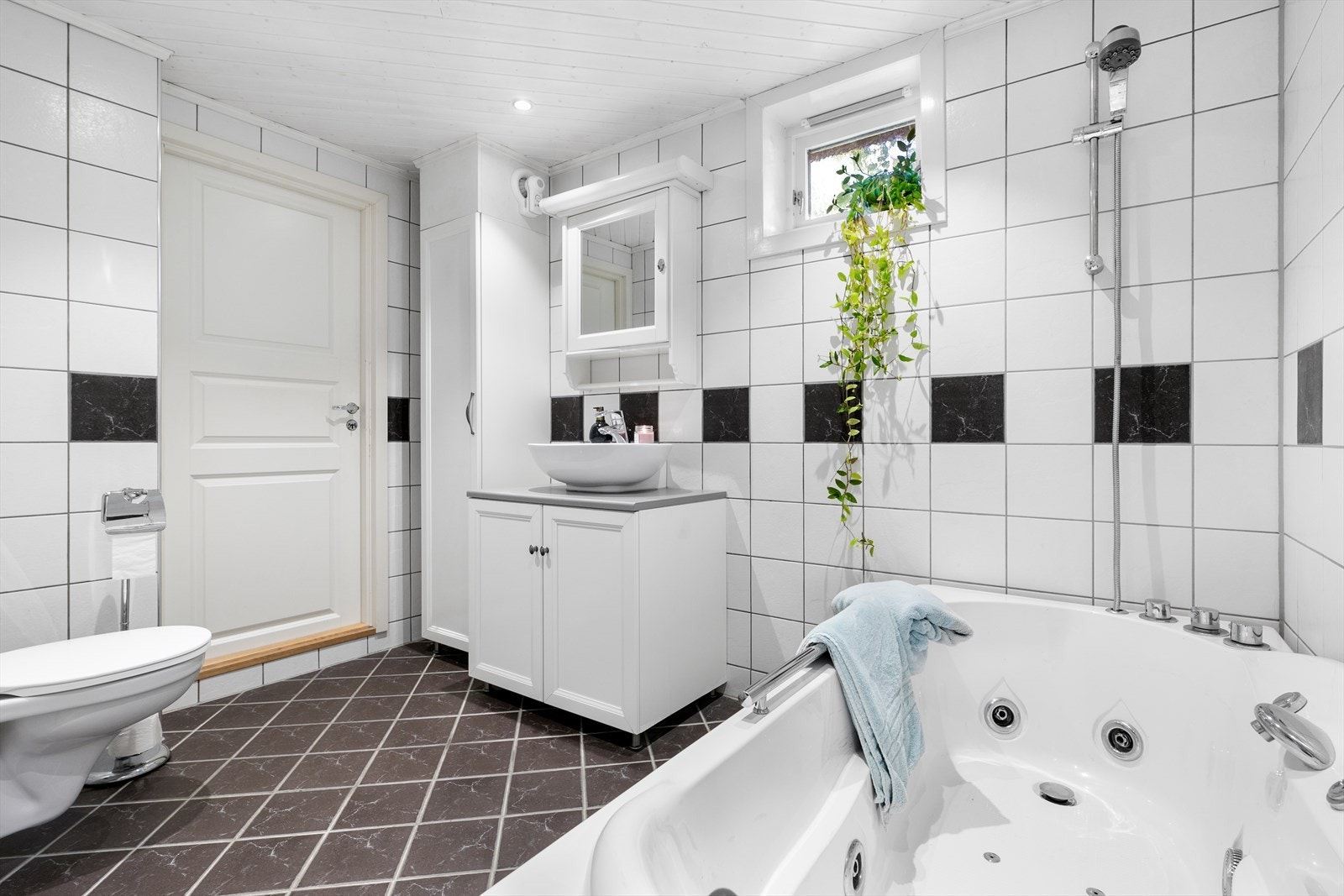 Stort bad med boblebad og moderne innredning. Galleribilde