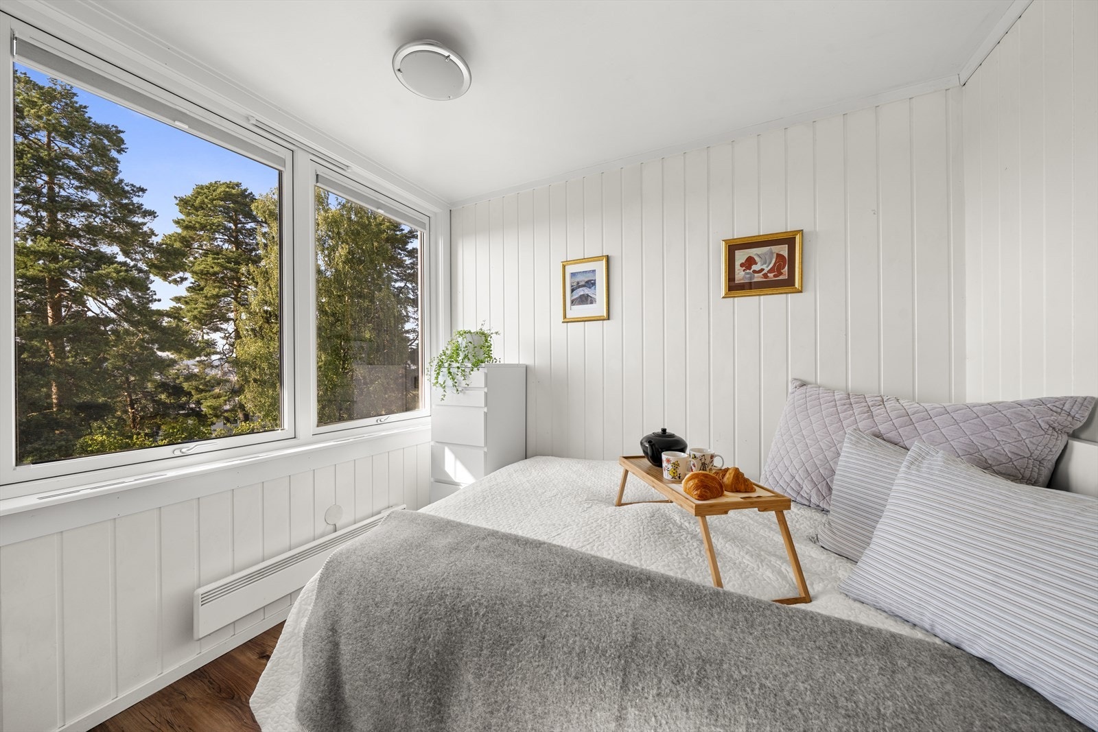 Leiligheten har et romslig soverom vendt ut mot fine omgivelser. Soverommet har plass til en stor seng og nattbord. Skyvedør til soverommet. Galleribilde