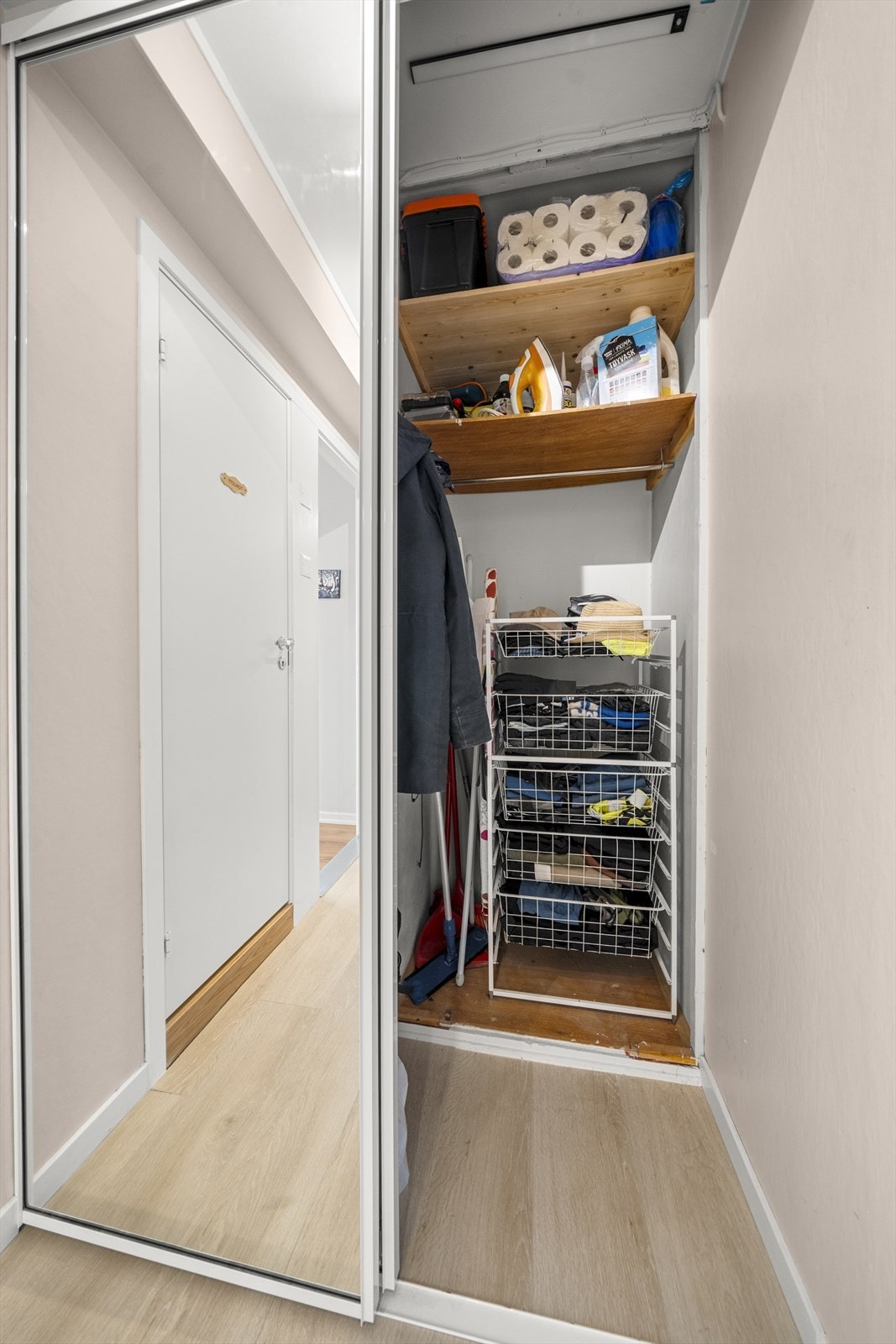 Det er plass til å henge fra seg yttertøy og sette fra seg sko i en praktisk skyvedørsgarderobe med speilfronter. Galleribilde