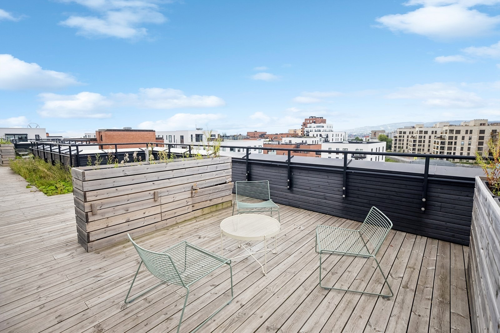I boligblokkens 8. etasje er det flott felles takterrasse. Nyt sommerkvelder med en god bok i en av borettslagets hengekøyer. Galleribilde