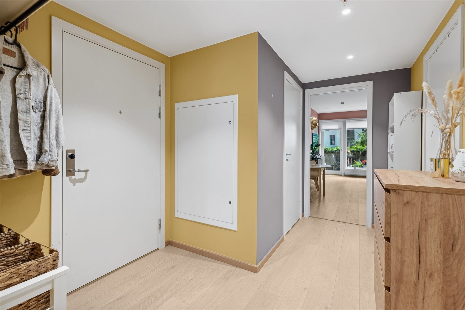 Innbydende entré med mulighet for oppheng av jakker og sette fra seg sko. Galleribilde