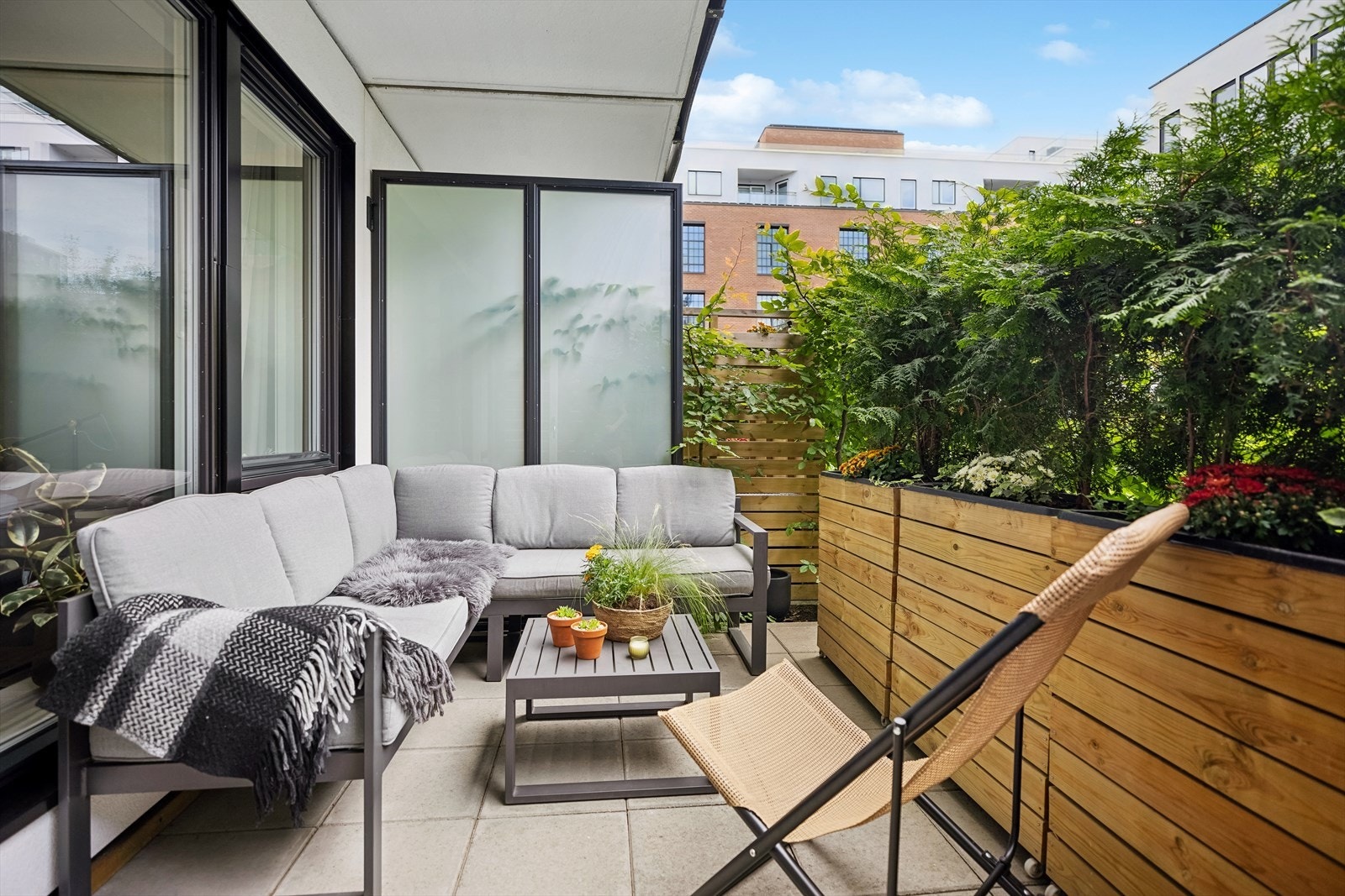 Vestvendt markterrasse med betongheller på gulv og lys på veggen. Galleribilde