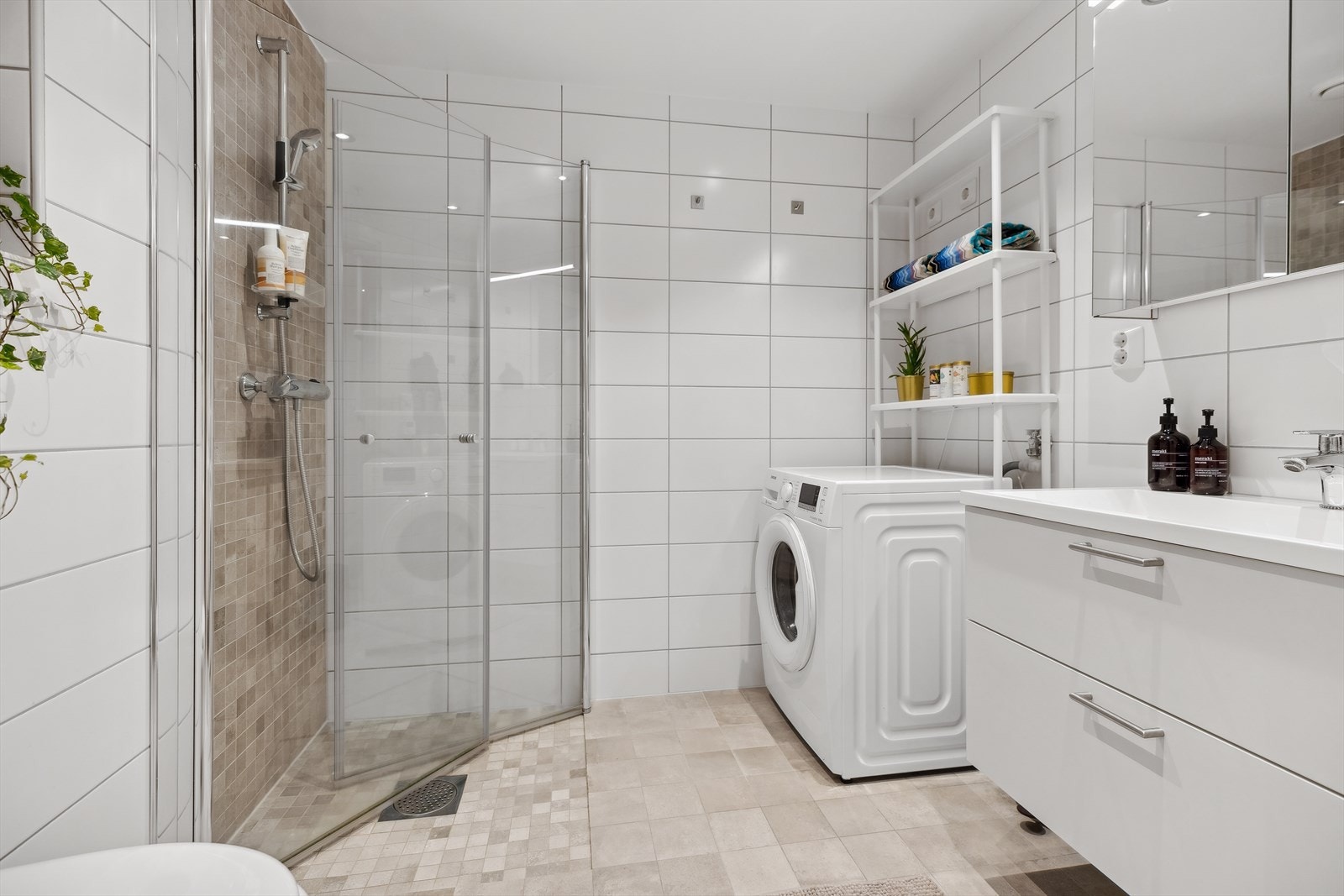 Flislagt tidløst bad fra 2018 med varme i gulv og downlights i tak. Galleribilde