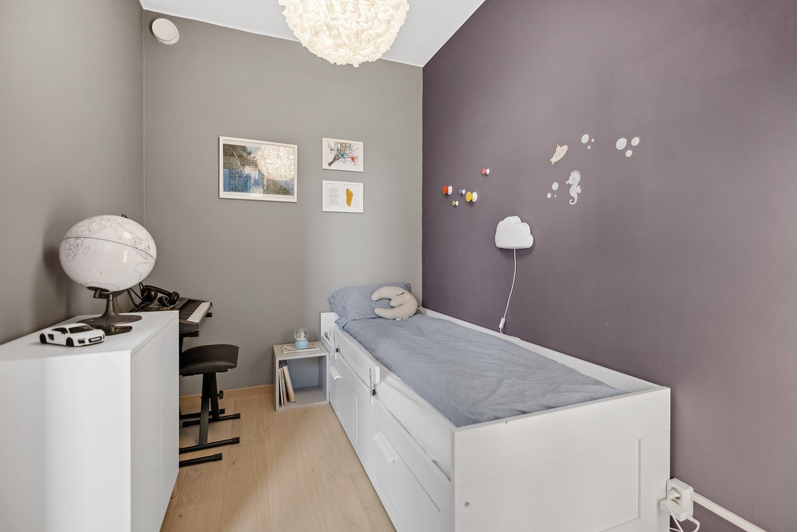 Soverom 2 holder også god standard og kan brukes som både barnerom, gjesterom eller kontor. Plass til kommode for oppbevaring. Galleribilde