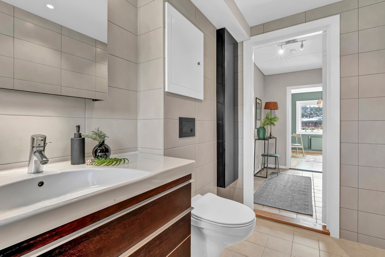 Videre er badet utstyrt med veggmontert klosett og opplegg for vaskemaskin. Badet ble rehabilitert i regi av borettslaget i 2021 og holder en god standard. Galleribilde