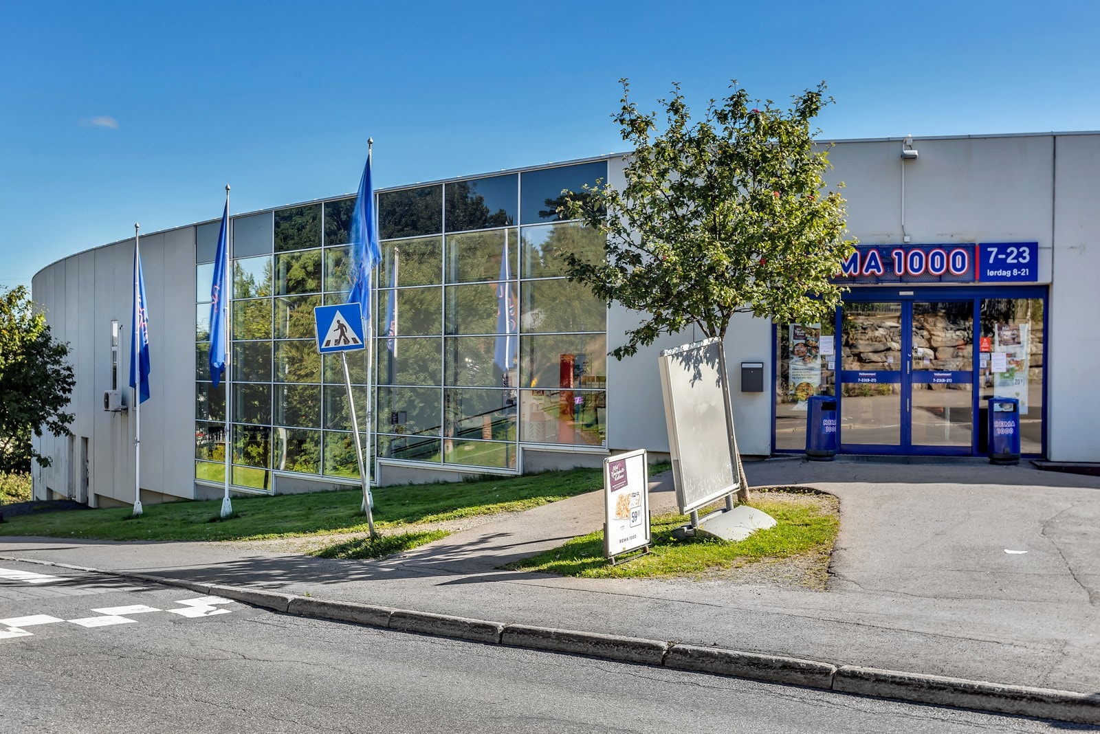 Det er mange matbutikker i gangavstand fra leiligheten. Rema 1000 ligger ca 350 meter unna. Galleribilde