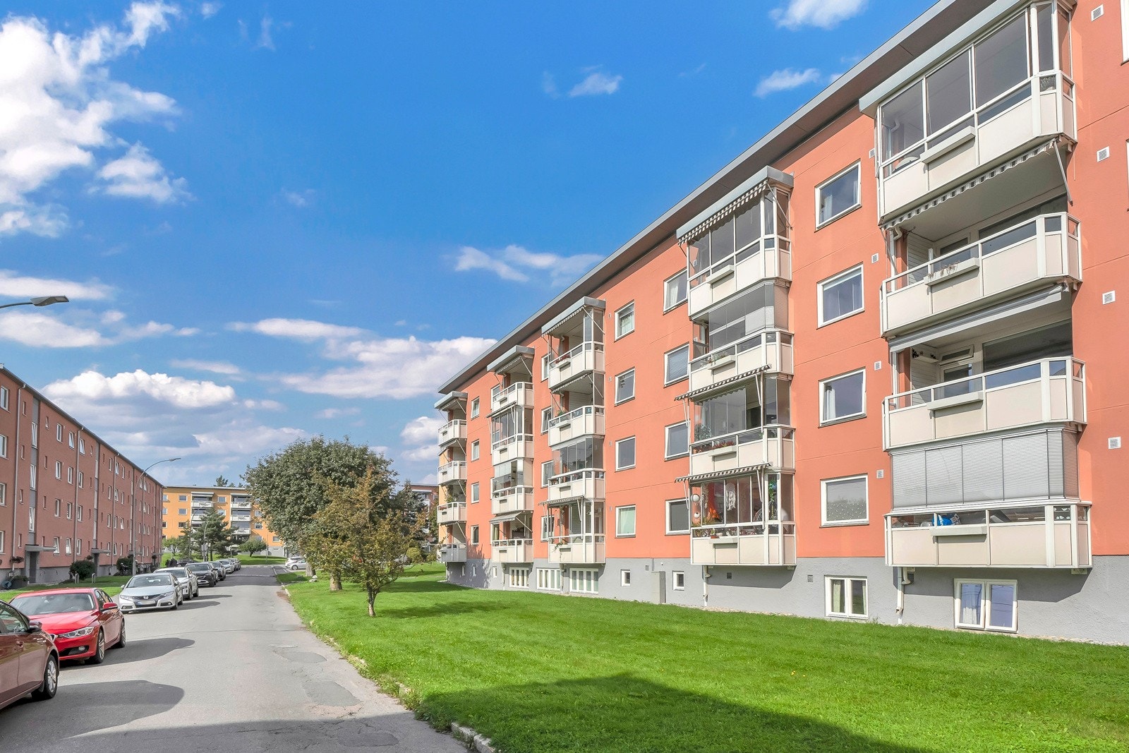 Leiligheten er godt beliggende i 3.etasje. Leiligheten disponerer en kjellerbod og et skap i kjeller. Her er det også stor, felles sportsbod med plass til sykler, barnevogn, ski og akebrett, mm. Galleribilde