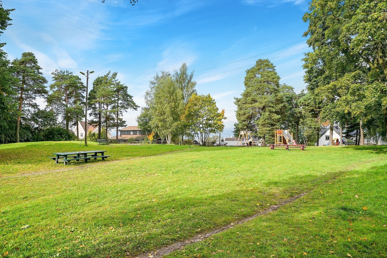 Høyenhallparken er nabolagets samlingspunkt. Vinterstid sprøyter lokale ildsjeler skøytebane, til glede for store og små. Galleribilde