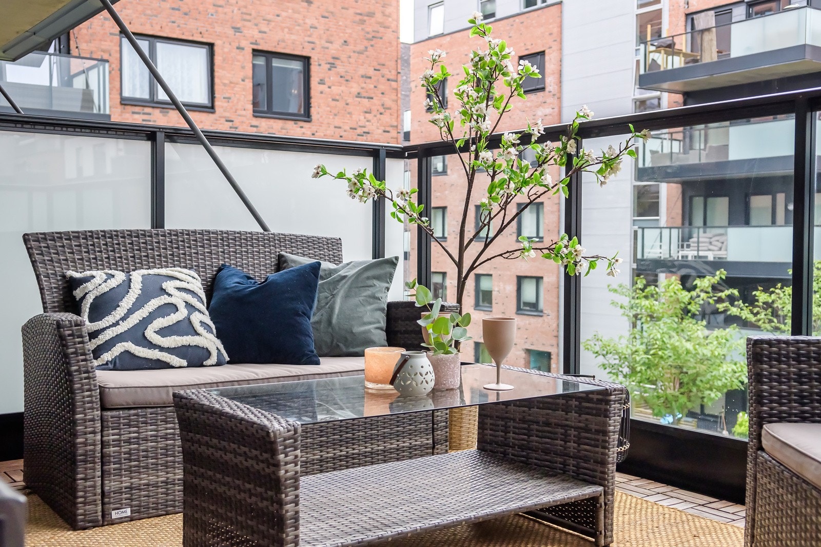 Balkongen har god plass til sittegruppe og grill. Galleribilde