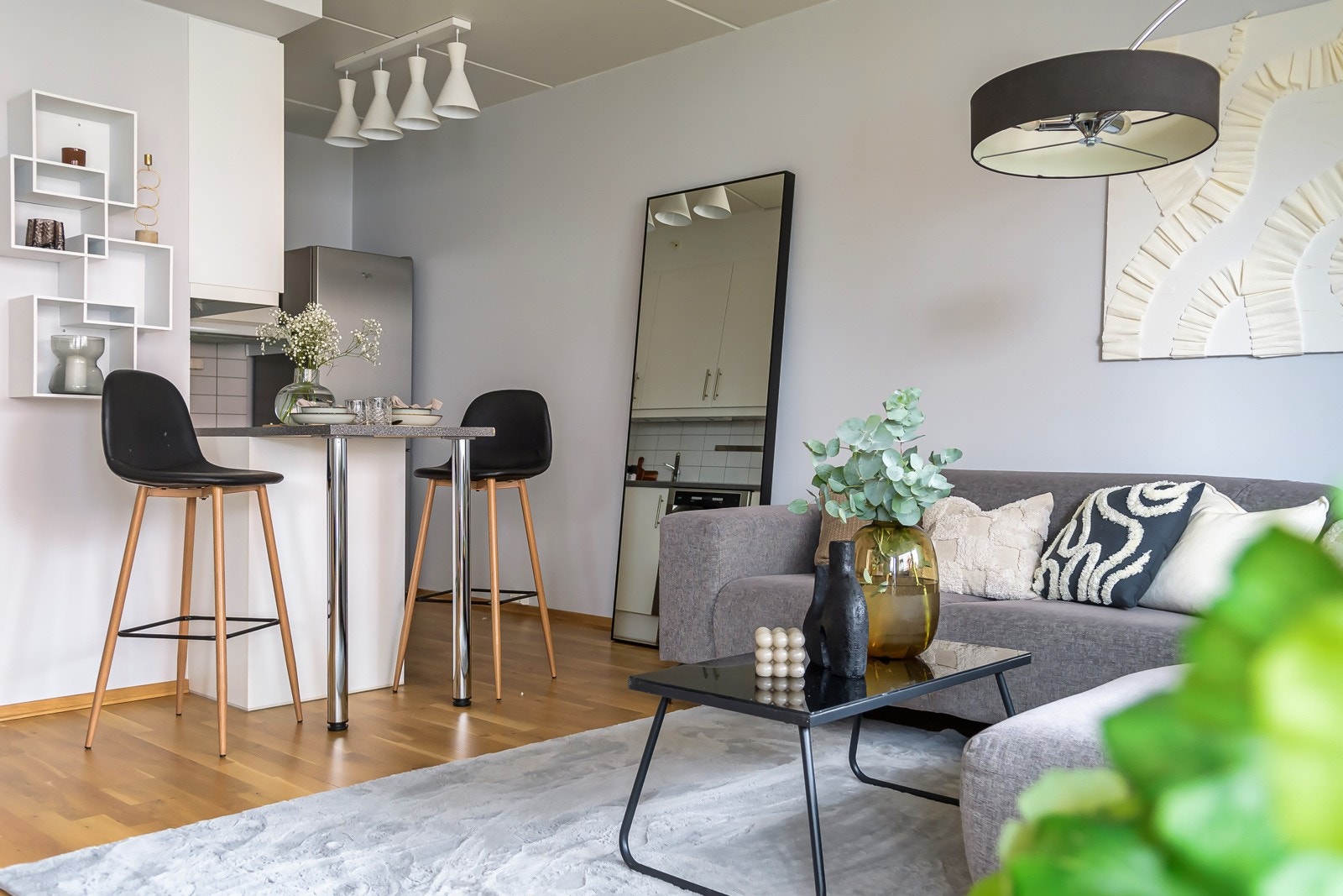 Leiligheten har en åpen stue/kjøkken løsning som gjør den svært arealeffektiv. Galleribilde