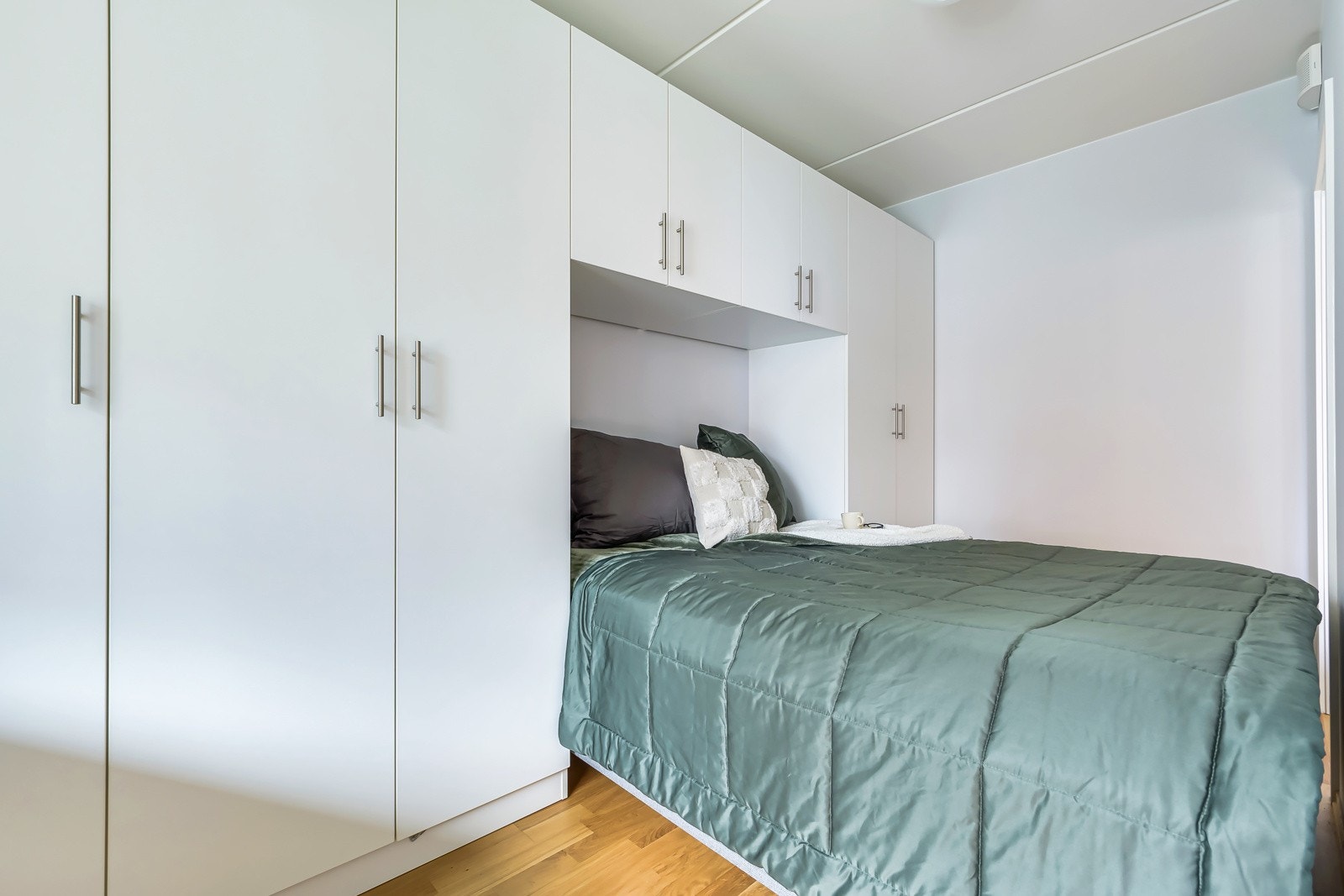 Meget romslig soverom med praktisk innebygd garderobe. Galleribilde