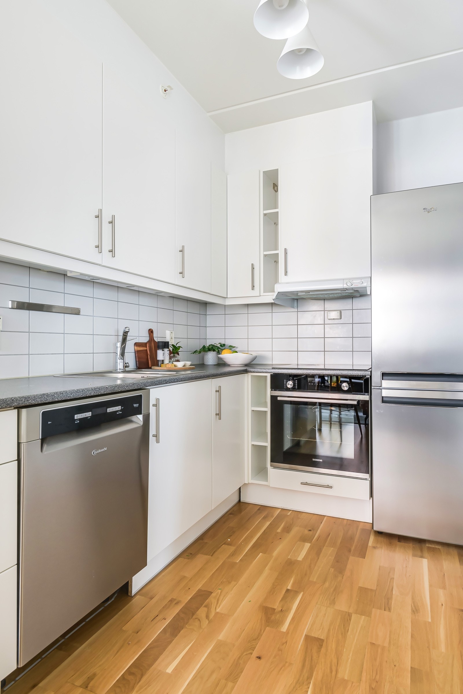 Kjøkkenet har godt med oppbevaring. Galleribilde