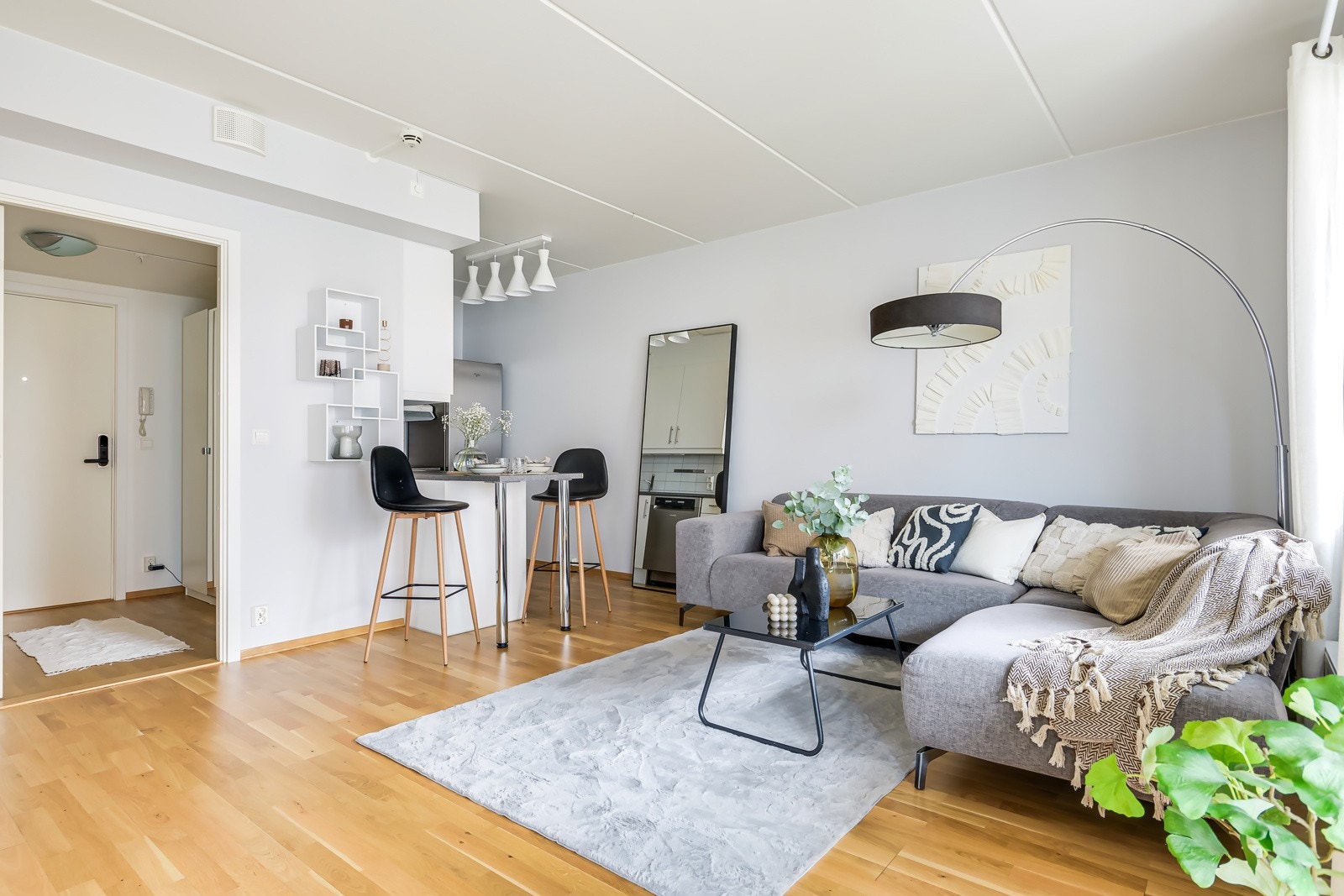 Det slippes inn rikelig med natulig lys fra vindusflatene i stuen. Galleribilde