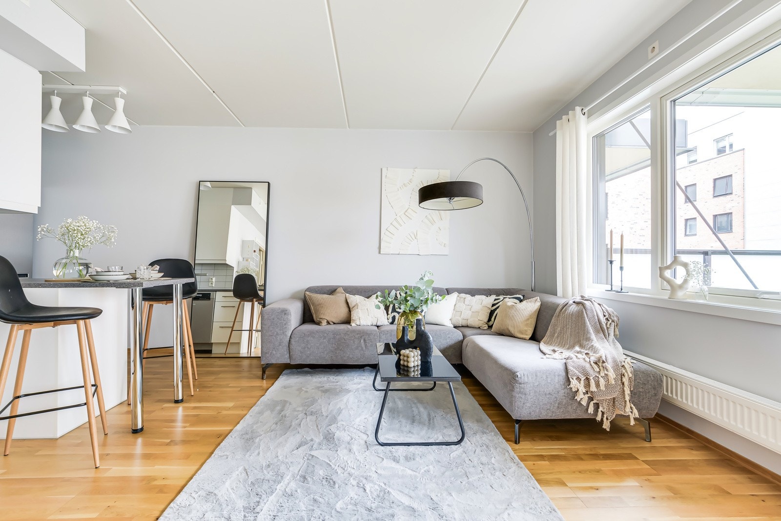 Stuen kan innredes med stor sofagrupe og tilhørende medievegg. Galleribilde