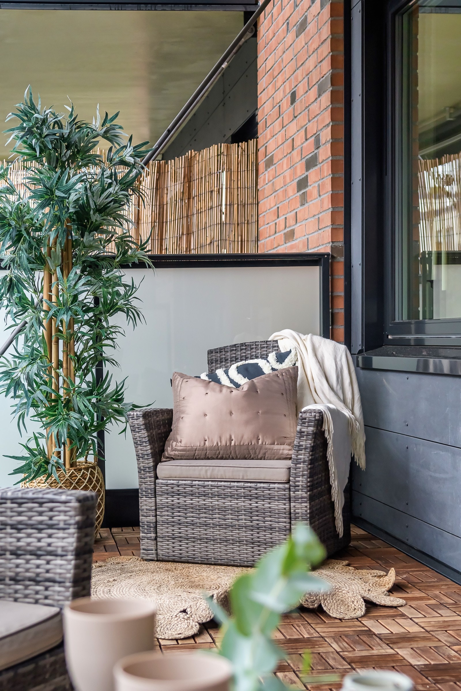 En koselig lesekrok ute på balkongen mens du nyter en kopp kaffe! Galleribilde