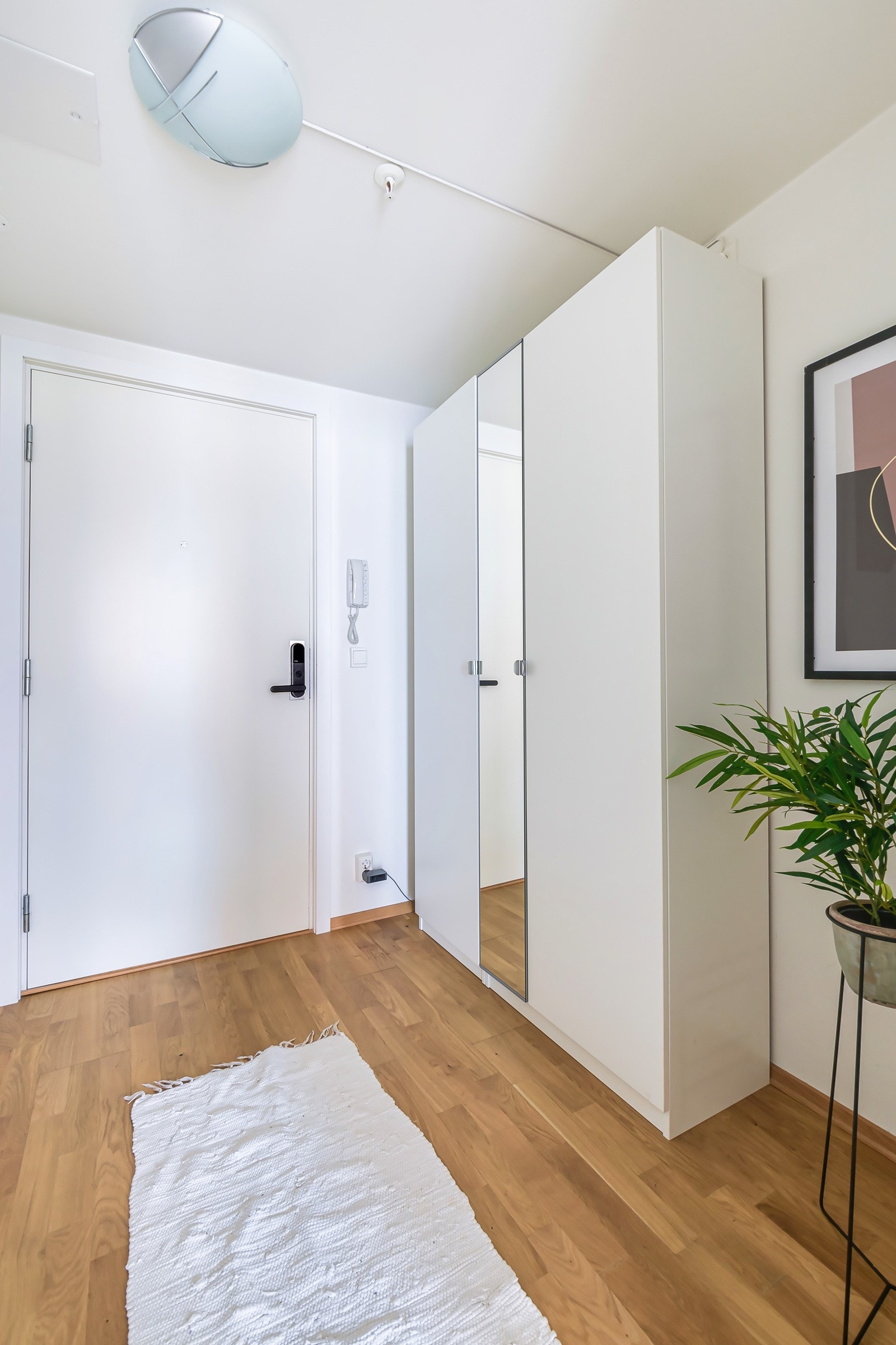 Entreen er et koselig første møte med leiligheten. Galleribilde