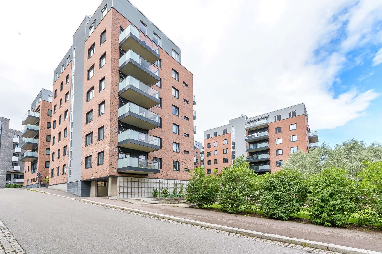 Fasade av blokken - leiligheten ligger vendt inn mot bakgården. Galleribilde