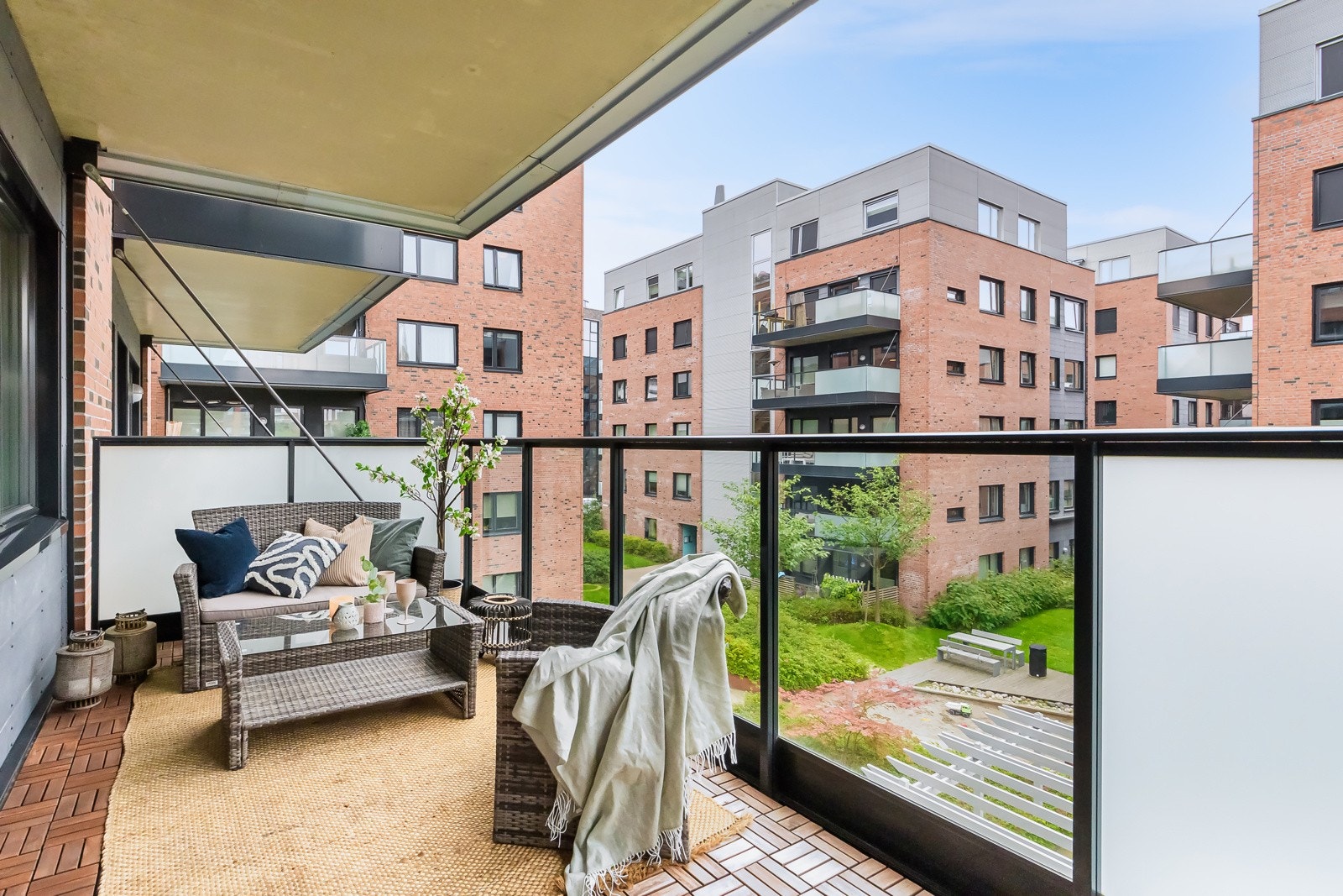 En flott og romslig balkong på 13 kvm hvor utsikt til bakgården kan nytes. Galleribilde