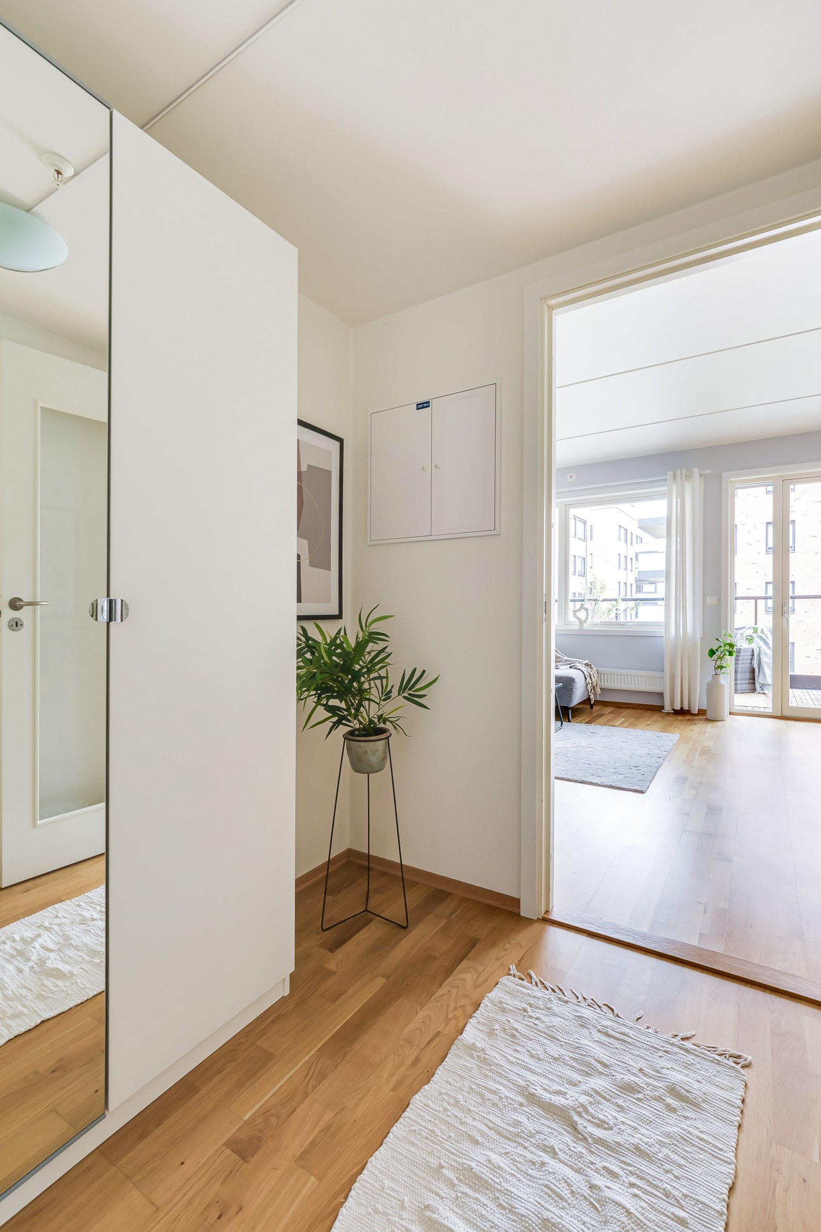 Her er det plass til å henge fra seg yttertøy og sko. Galleribilde