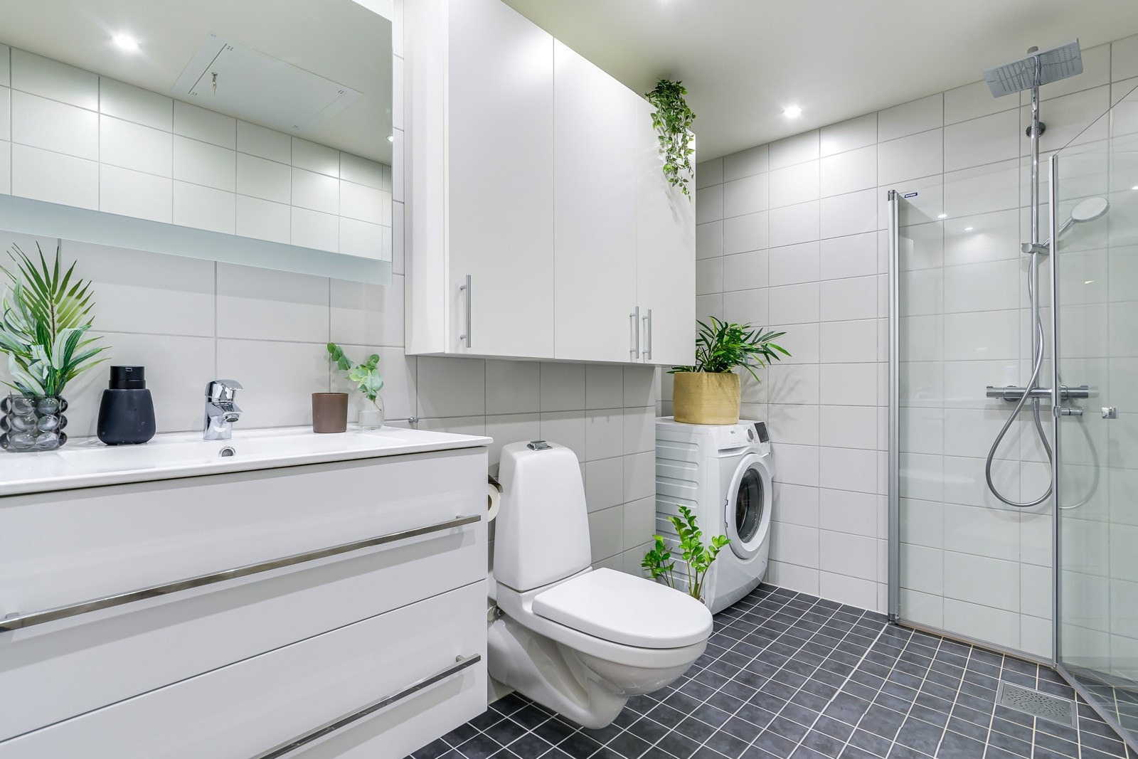 Lekkert, flislagt bad fra 2018 med elektriske varmekabler i gulv. Galleribilde