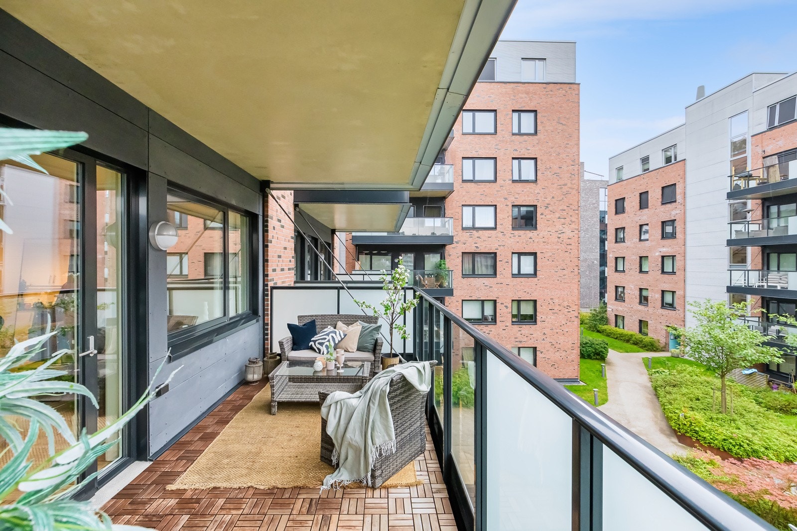 Stor balkong på 13 kvm med kveldssol. Galleribilde