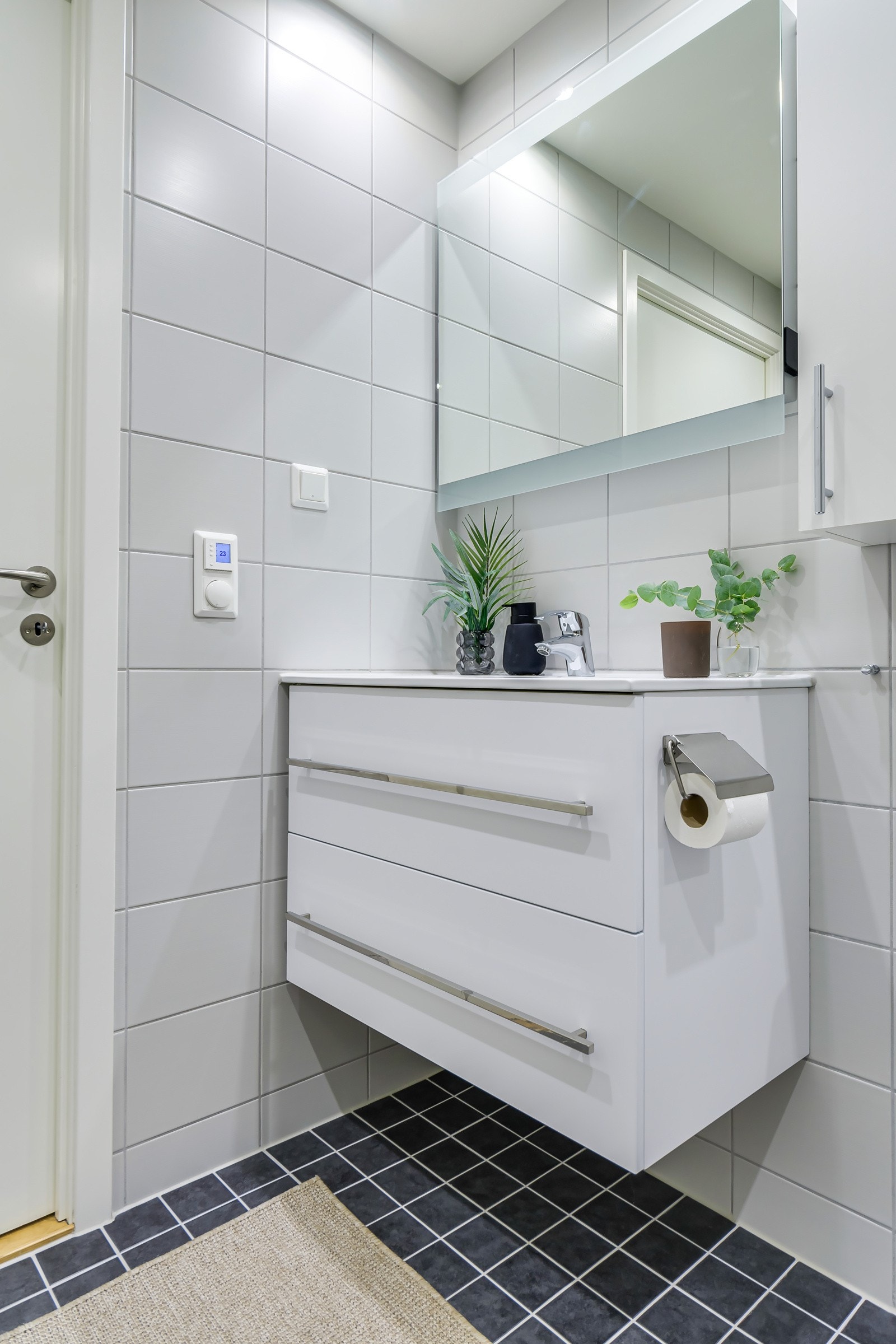 Badet har servant med underskap og overskap med speil og integrert belysning. Galleribilde