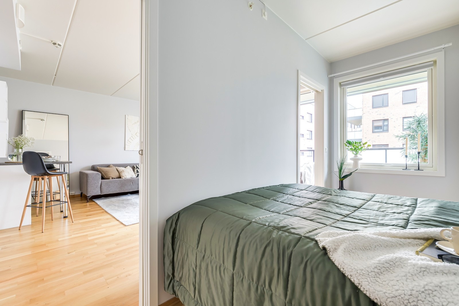 Soverommet har to skyvedører som gir direkte adkomst til stuen, og videre ut til balkongen. Galleribilde