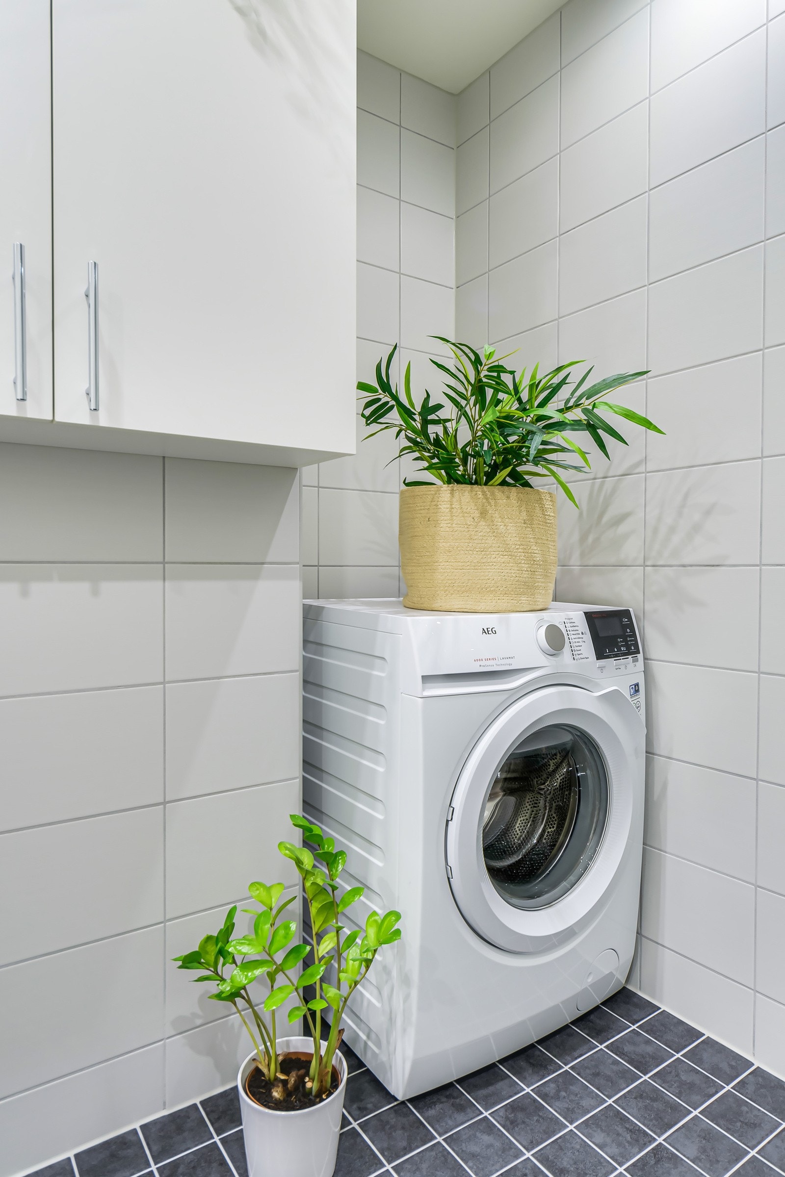 Gode oppbevaringsmuligheter på badet, samt opplegg for vaskemaskin og tørketrommel. Galleribilde