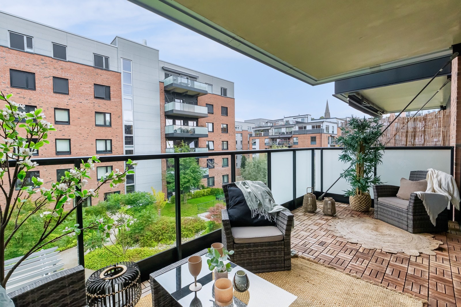 En lys og moderne leilighet med god standard, romslig balkong og en arealeffektiv planløsning. Galleribilde