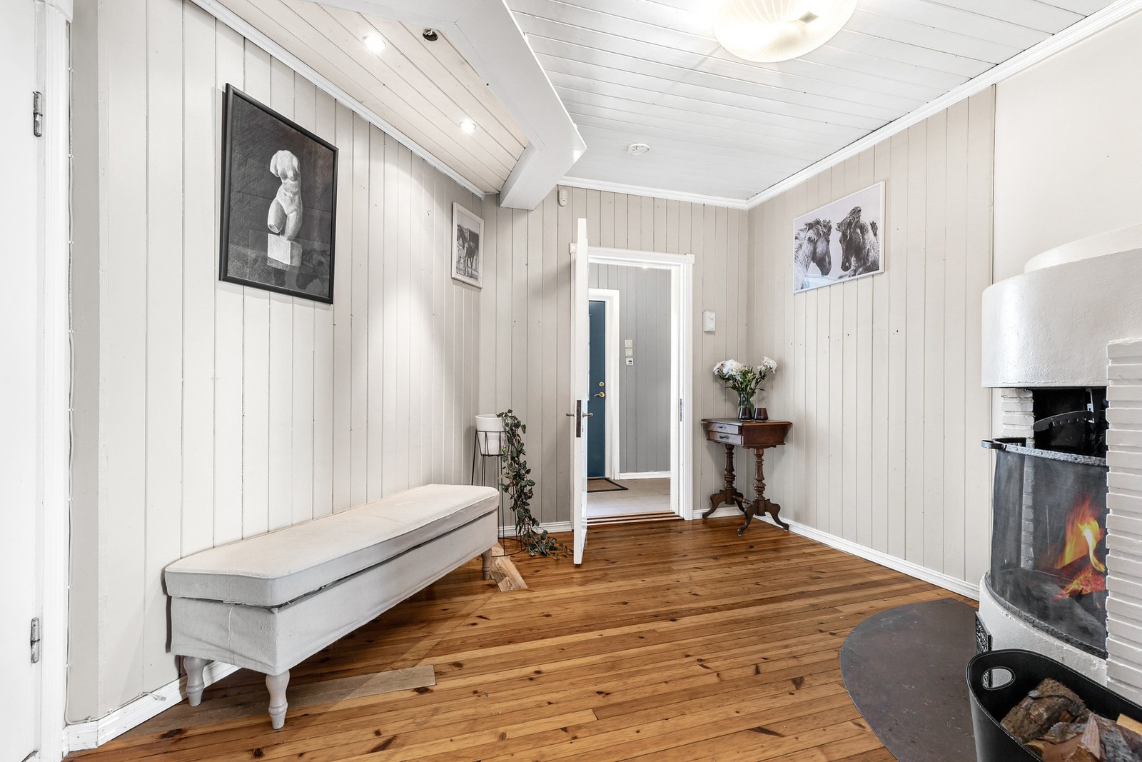 Overflatene er dels nymalte | Her en hyggelig liten gang/stue med peis Galleribilde