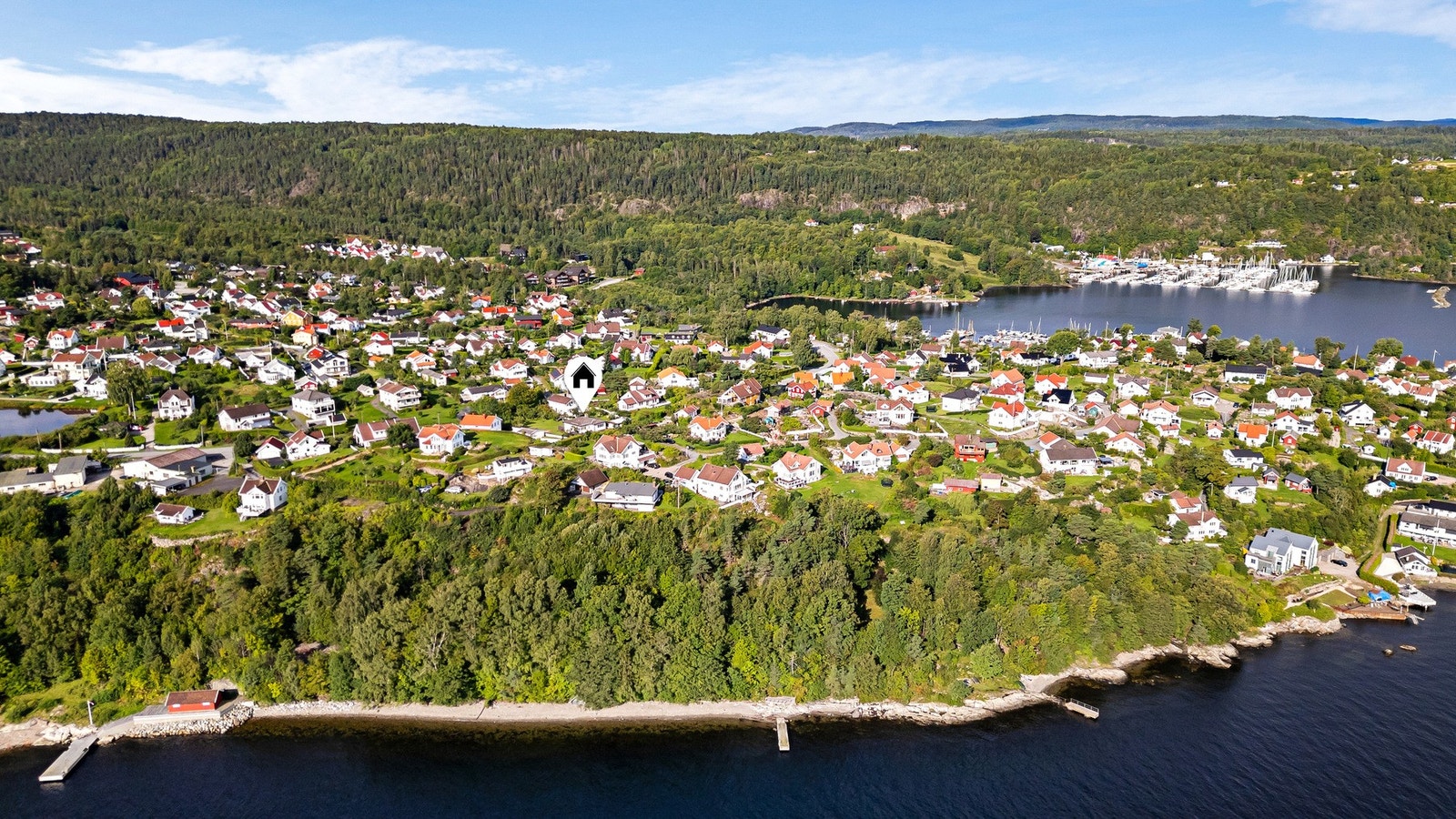 Dronebilde som viser eiendommens plassering i forhold til sjøen. Galleribilde