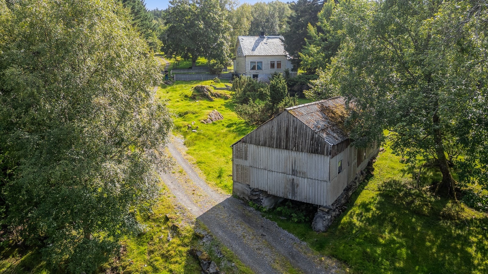 Småbruk med bla løde og enebolig Galleribilde
