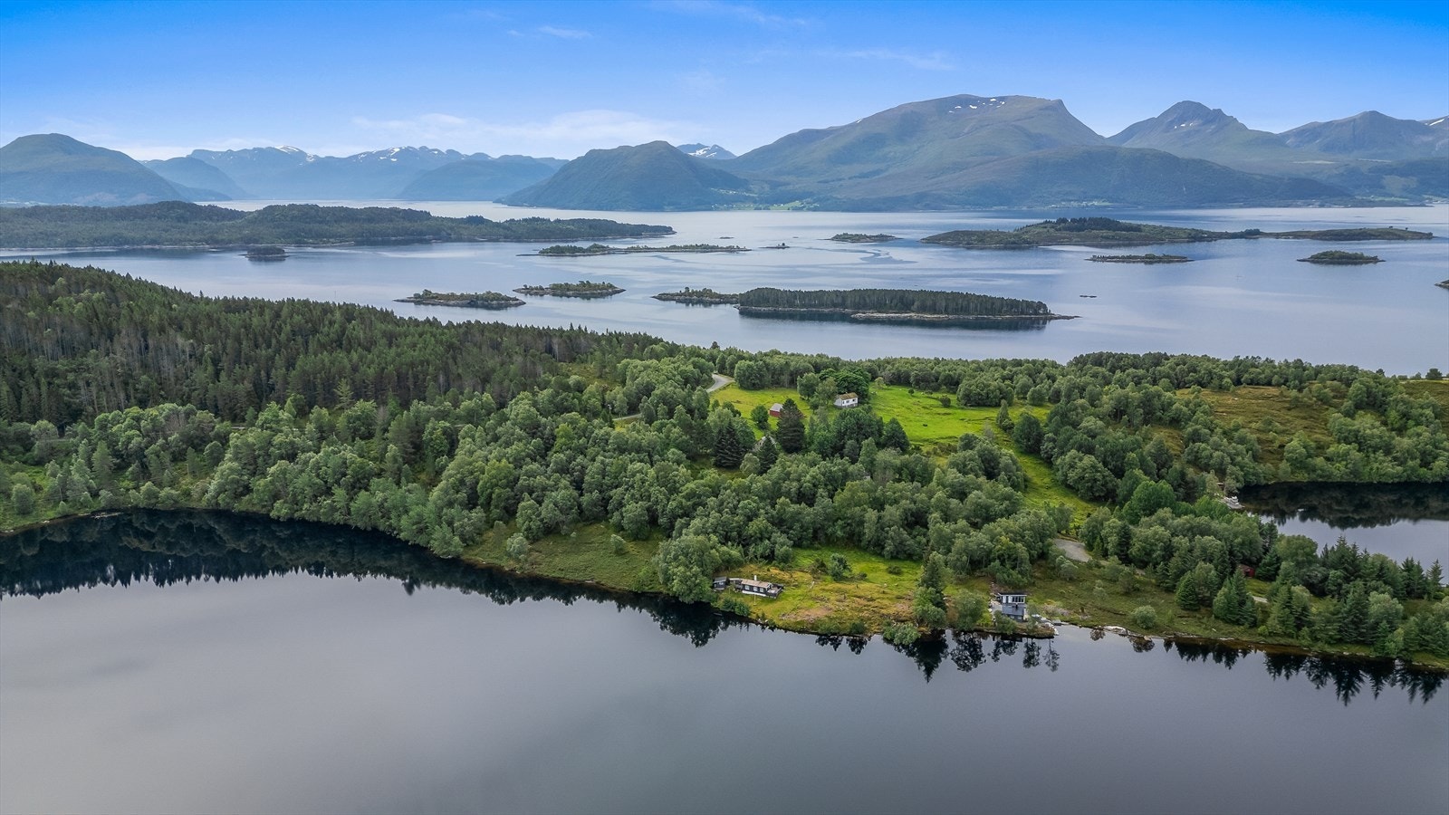 Vi kan skimte dei to holmane som følger med bak mot venstre Galleribilde