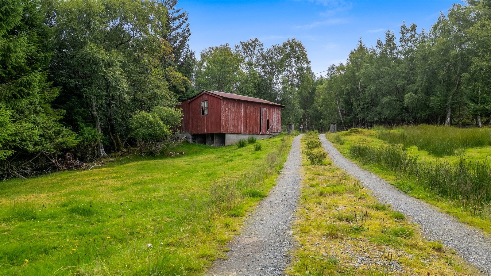Garasjen står oppe ved vegen Galleribilde