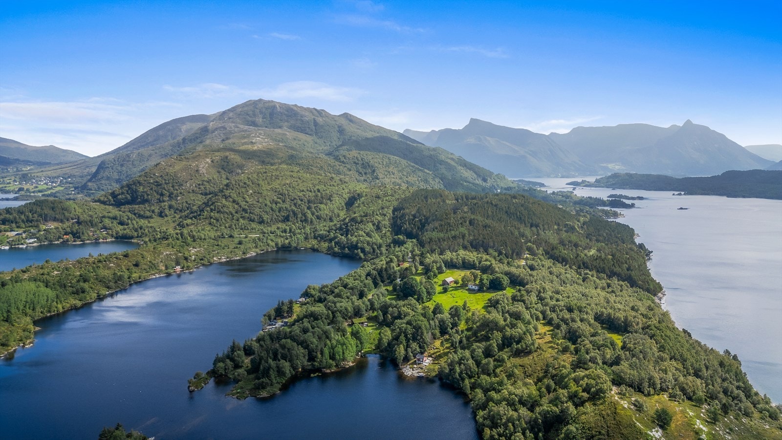 Aursnesvatnet med Eiksund bak til høgre og Haddal mot venstre Galleribilde