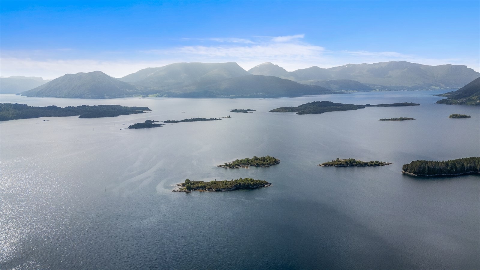 To holmar midt i bilde som følger med eigedomen Galleribilde