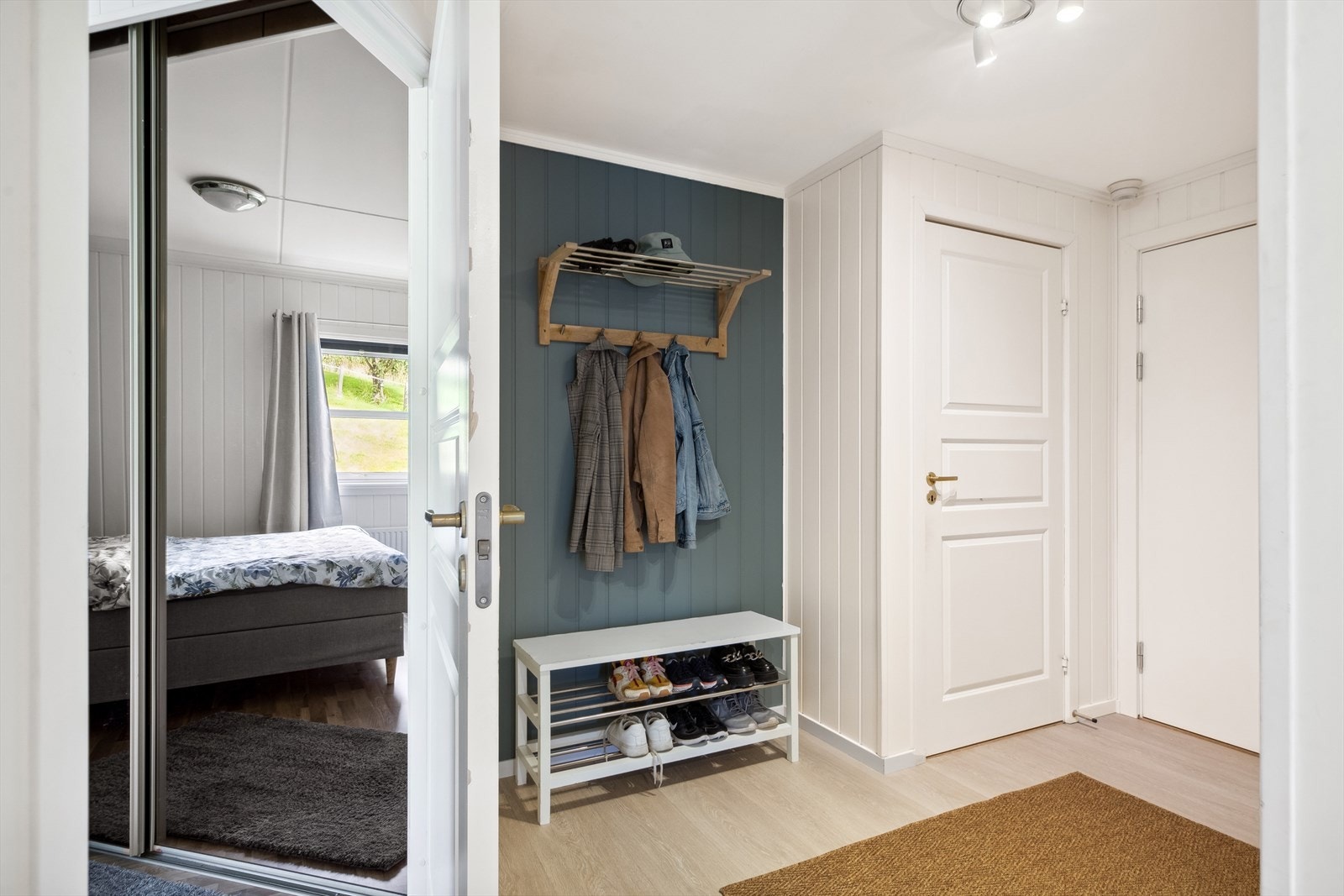 Velkommen inn! Leiligheten har enkel adkomst via heis eller trapp, og forbi inngangsdøren venter en lys og luftig entré. Entréen gir rikelig med oppbevaringsplass for yttertøy. Galleribilde