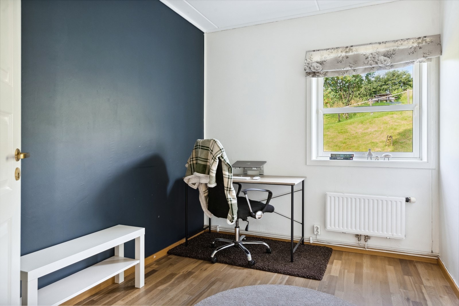 Det andre soverommet er på gode 8 kvm, og byr på mye møbleringsplass. Rommet vil kunne fungere som et perfekt gjesterom, eller som utleie til en venn. Galleribilde