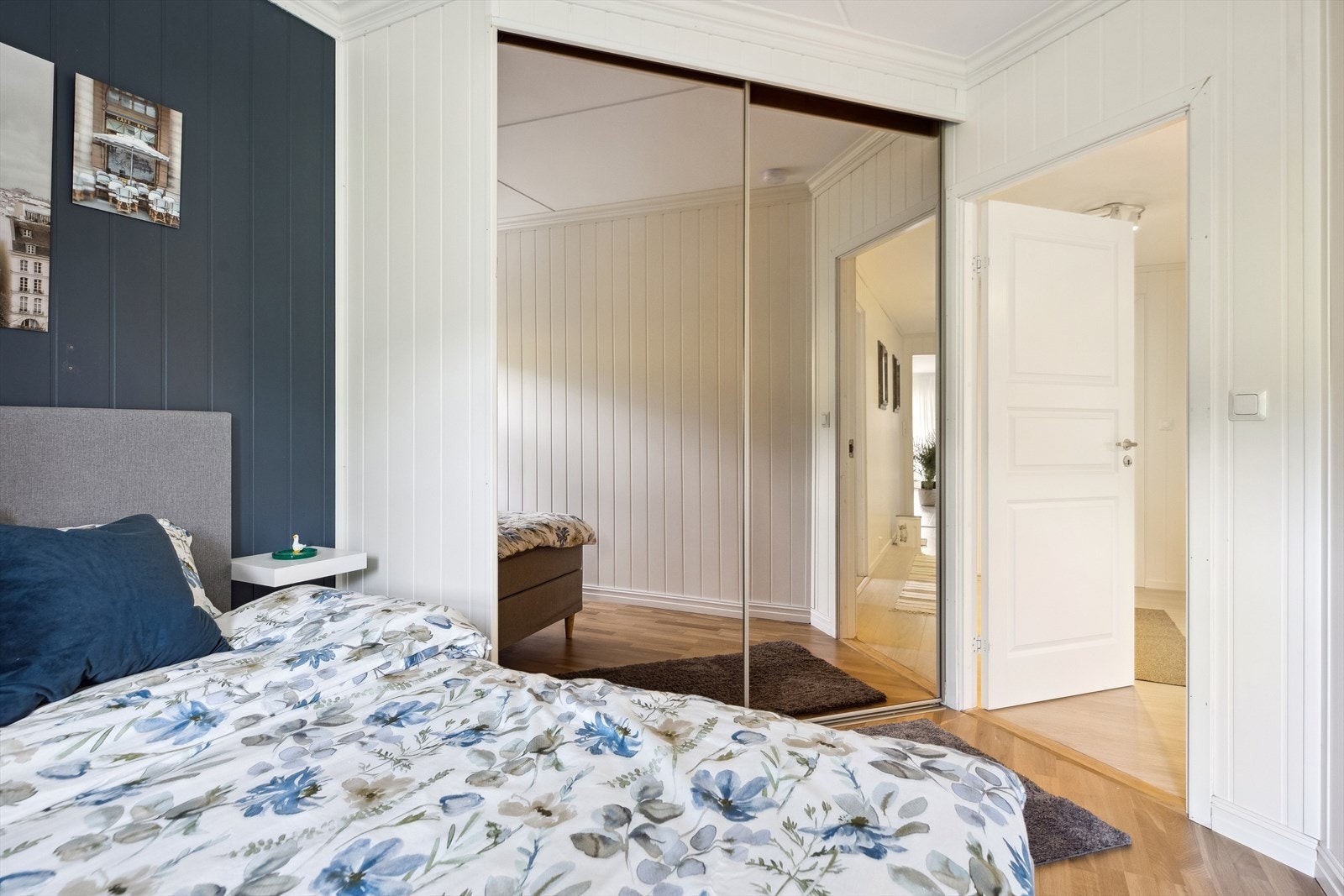 På soverommet er det etablert en praktisk hjørne-skyvedørsgarderobe, som har svært mye oppbevaringsplass. Galleribilde