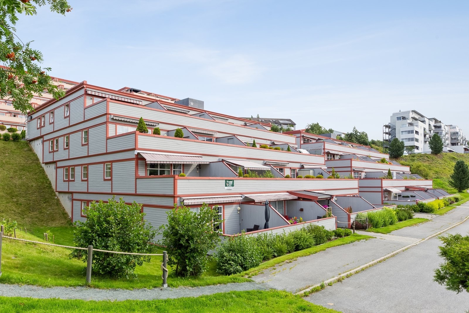 Borettslaget Rate Terrasse er veldrevet og består av 36 andeler. Det er parkeringsmuligheter både foran og på baksiden av blokken. I tillegg til mulighet for leie av garasjeplass. Galleribilde