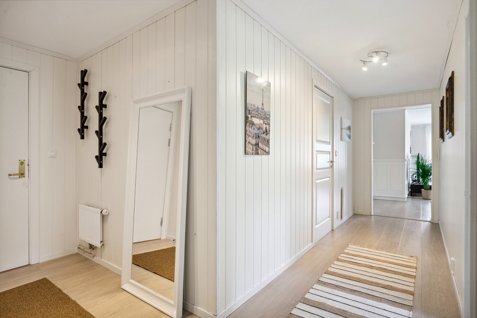 Fra entréen får man adkomst til øvrige rom i boligen, samt en naturlig overgang til stuen og kjøkkenet. Det er i tillegg en tilknyttet bod, samt porttelefon i entréen. Galleribilde