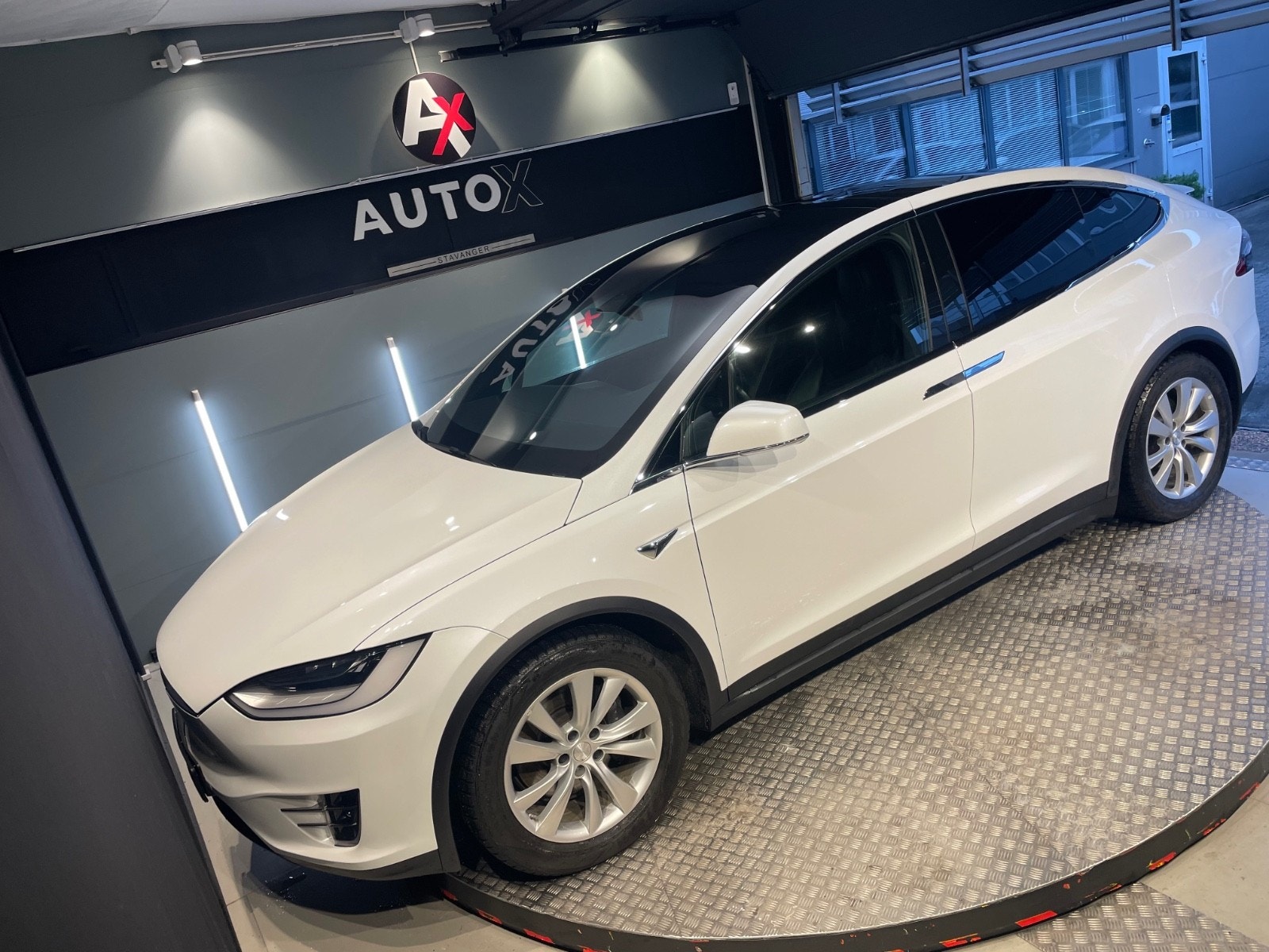 Tesla Model X 7