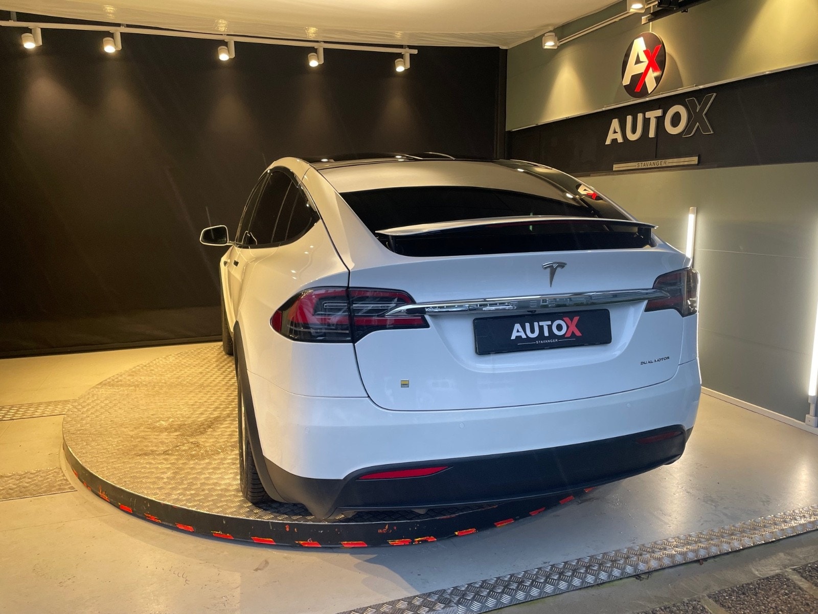 Tesla Model X 13