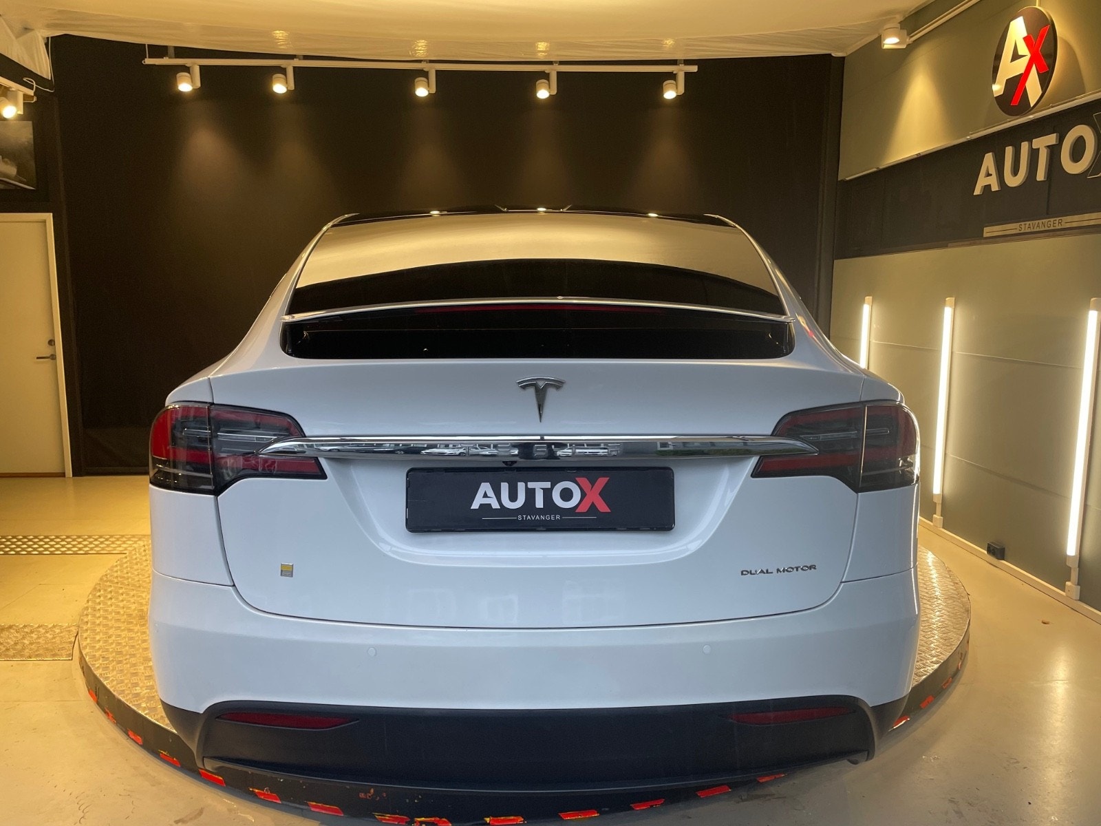 Tesla Model X 11